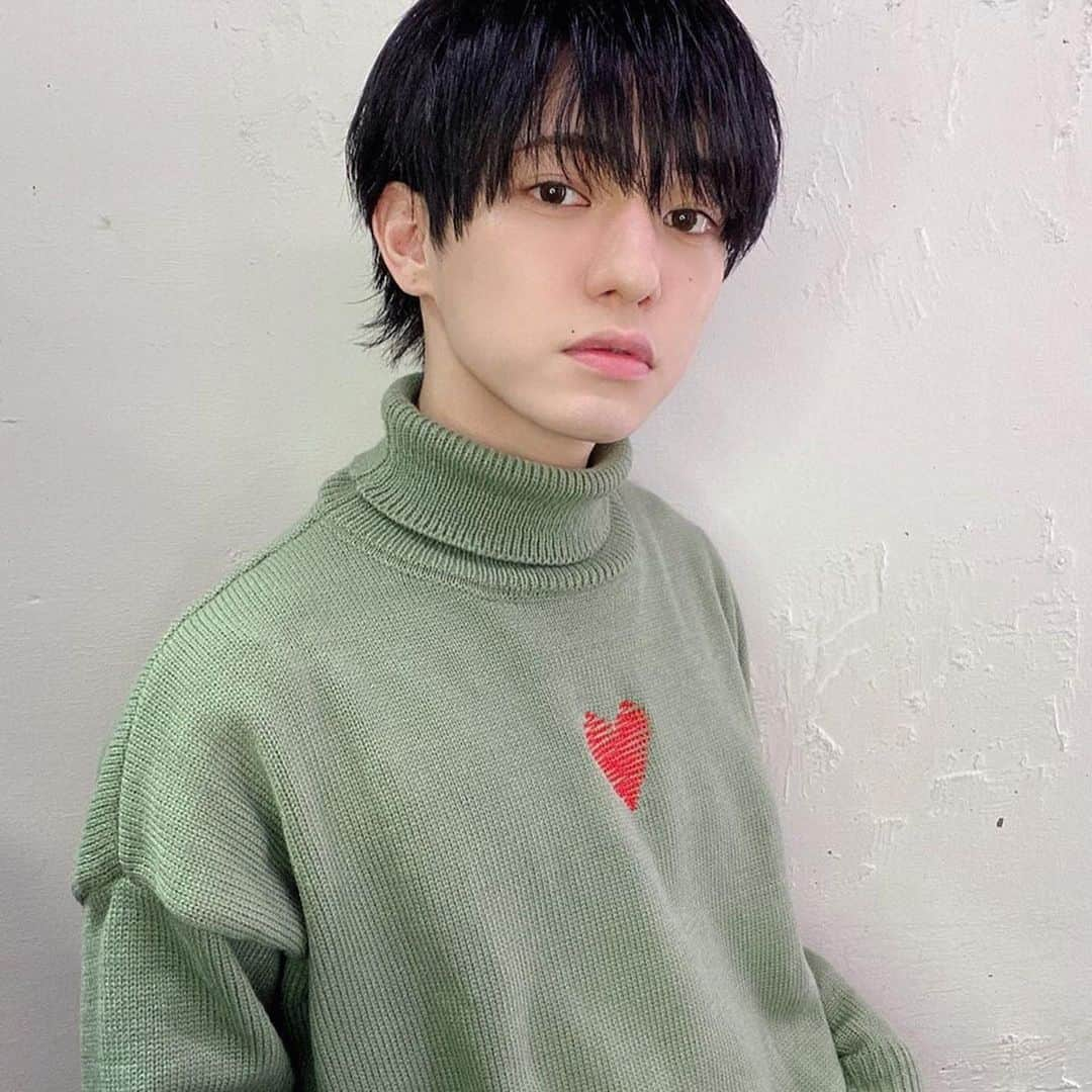 こんどうようぢさんのインスタグラム写真 - (こんどうようぢInstagram)「#Repost @takeshi_furukawa_ with @get_repost ・・・ . ようぢ君new hair😎. . ✂︎ カラーは地毛の様な黒髪っぽいけど絶妙な透明感のダークグレージュに。  カットはナチュラルなマッシュウルフで毛先はめでシャープな質感に👆  ちょい艶っぽく。 ちょい襟足見せ。 色気のあるスタイルです😎 .  詳細はようぢ君のYouTubeで見て下さい✨ ようぢ君いつもありがと✨ . #pizzicato#pizzicatocita#hair#hairstyle#haircut#menshair#ヘアスタイル#メンズヘア#カット#刈り上げ#マッシュ #マッシュショート #ツヤ感#ドライな質感#ショートウルフ #アッシュグレー#ハイトーン#こんどうようぢ#イメチェン#韓国ヘア」2月18日 18時09分 - kondoyohdi