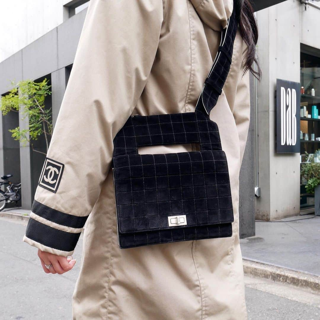 Vintage Brand Boutique AMOREさんのインスタグラム写真 - (Vintage Brand Boutique AMOREInstagram)「Vintage Chanel suede shoulder bag ▶︎Free Shipping Worldwide✈️ ≫≫≫ DM for more information 📩 info@amorevintagetokyo.com #AMOREvintage #AMORETOKYO #tokyo #Omotesando #Aoyama #harajuku #vintage #vintageshop #ヴィンテージ #ヴィンテージショップ #アモーレ #アモーレトーキョー #表参道 #青山 #原宿#東京 #chanel #chanelvintage #vintagechanel #ヴィンテージ #シャネル #ヴィンテージシャネル #amorewardrobe #アモーレワードローブ」2月18日 16時43分 - amore_tokyo