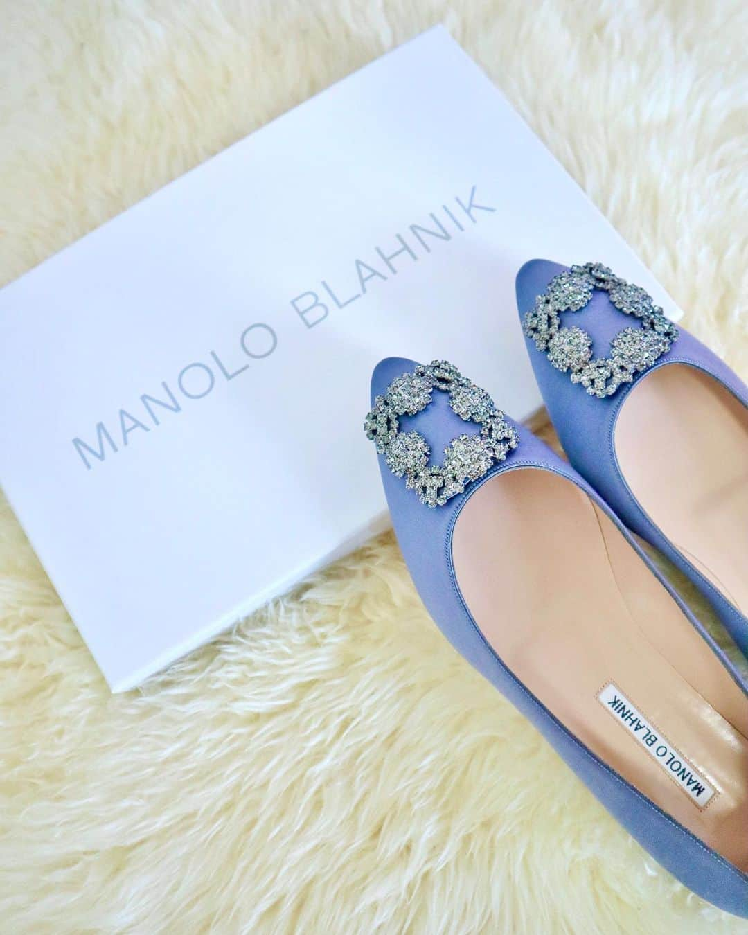 加藤瑠美さんのインスタグラム写真 - (加藤瑠美Instagram)「MANOLO BLAHNIK💖 フラットシューズを買ってもらいました🥿💕 迷って、cool greyというカラーにしたよ✨ キラキラで可愛くて幸せだ🥺  #manoloblahnik#manoloblahnikshoes#manoloblahnikhangisi#hangisi#newin#new#shoes#instashoes#マノロ#マノロブラニクハンギシ#マノロブラニク#ハンギシ#フラットシューズ」2月18日 16時44分 - katorubi