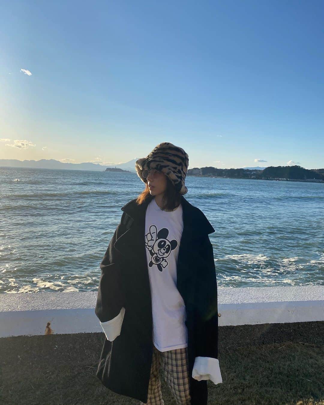 仲里依紗のインスタグラム：「🌊🐼🌊🐯🌊🌴🌴🌴✨ . 撮影で髪型いろいろして ボサボサになるから 帽子は毎日のマストアイテム🎩 . fake fur hat @jakkeldn  coat @irojikake  long sleeve T-shirt @littlesunnybiteyoppy  bottom  @xgirljp sneaker @vetements_official  @reebokjp」