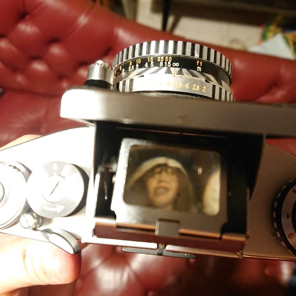 ホルスタイン・モリ夫さんのインスタグラム写真 - (ホルスタイン・モリ夫Instagram)「数年に一度訪れるクラシックカメラブーム。冷蔵庫に保存してあったフィルムの有効期限が飽きっぽさを物語ってます。 #クラシックカメラ #エクサクタ  #エキザクタ #exakta #exaktavx1000  #exaktavarex  #扱い難い可愛いやつ #ファインダー越しのリーガンちゃん #マッキナフォト #クラシックから現代のカメラまで幅広く扱える素晴らしい店主」2月18日 16時52分 - morry_aroi
