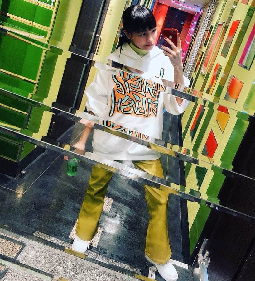 ジェニーのインスタグラム：「"GG" Green Girl 緑の世界へようこそ  #いつか撮った #ootd #fashion #green #ここまで背景と統一すると凄いよねw #写真撮っちゃったもんw #確かここはどっかのカラオケww」