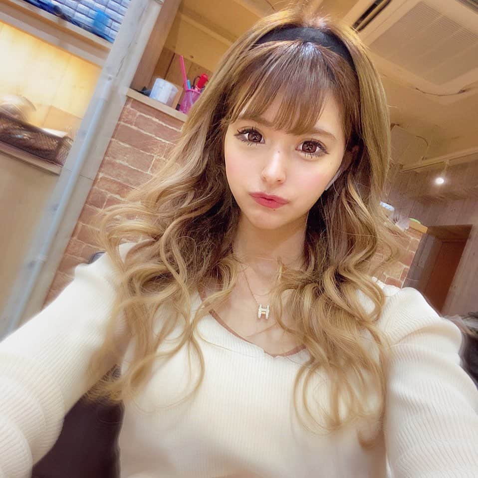 アンジェリカのインスタグラム：「🧸❤︎ . 今日は、 ヘアメンテでトリートメントしてきたヨ😊💜 サラサラ〜❤︎❤︎❤︎ . てか、今日気分で カチューシャしてみた😹💕 おに珍しいでしょ−💜 . 🧸❤︎ #トリートメント #エクステ #ヘアケア #巻き髪 #コーデ #ファッションコーデ#lapis#エクステ」