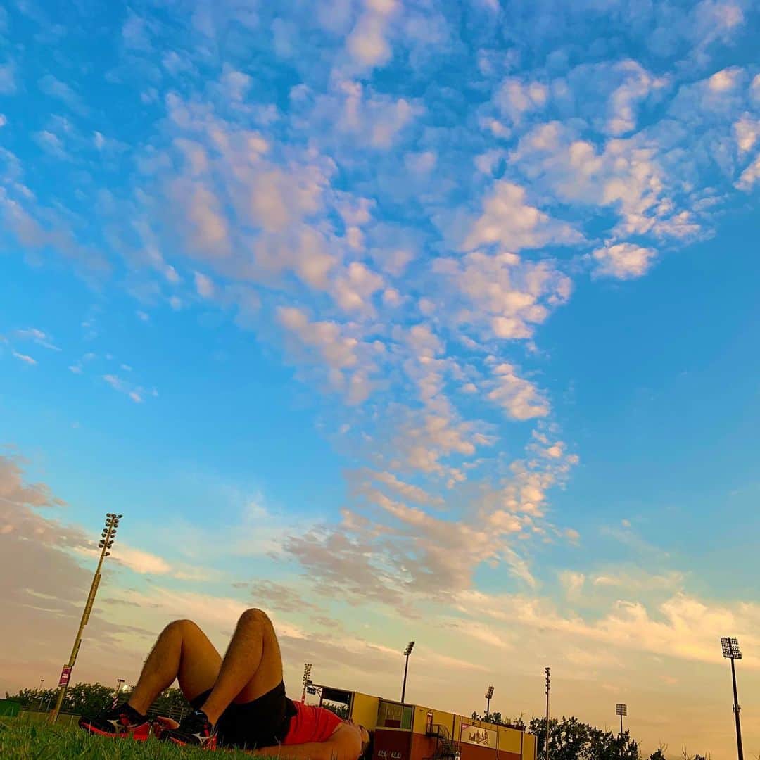 ディーン元気のインスタグラム：「練習後のセルフケアにナイスな夕焼け🇿🇦 #javelinthrow #lifeisgood」
