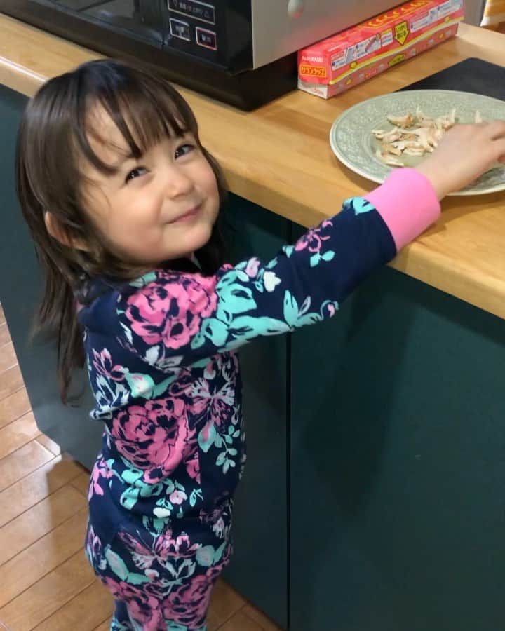 のインスタグラム：「ある日いつものようにダディのお弁当を作っていたら、何やら背後に怪しい気配が… 振り返るとチキン泥棒がいました👮🏻‍♀️ サンドイッチ用にほぐしておいたササミ、結局半分以上食べていました🤣 動画二つ目は、ダディにチキン食べたでしょ？と問い詰められて、清々しいくらいにシラを切る瑠花るか丸です🤪 I captured this little sneak snacker! #cook#cooking#food#yummy#chicken#kid#justbaby#cheeky#cute#smile#love#happy#smile#funny#お弁当#チキン#料理#サンドイッチ#わんぱくサンド#つまみ食い#子供#育児#子育て#親バカ部#ベビフル#ママリ#コドモノ」