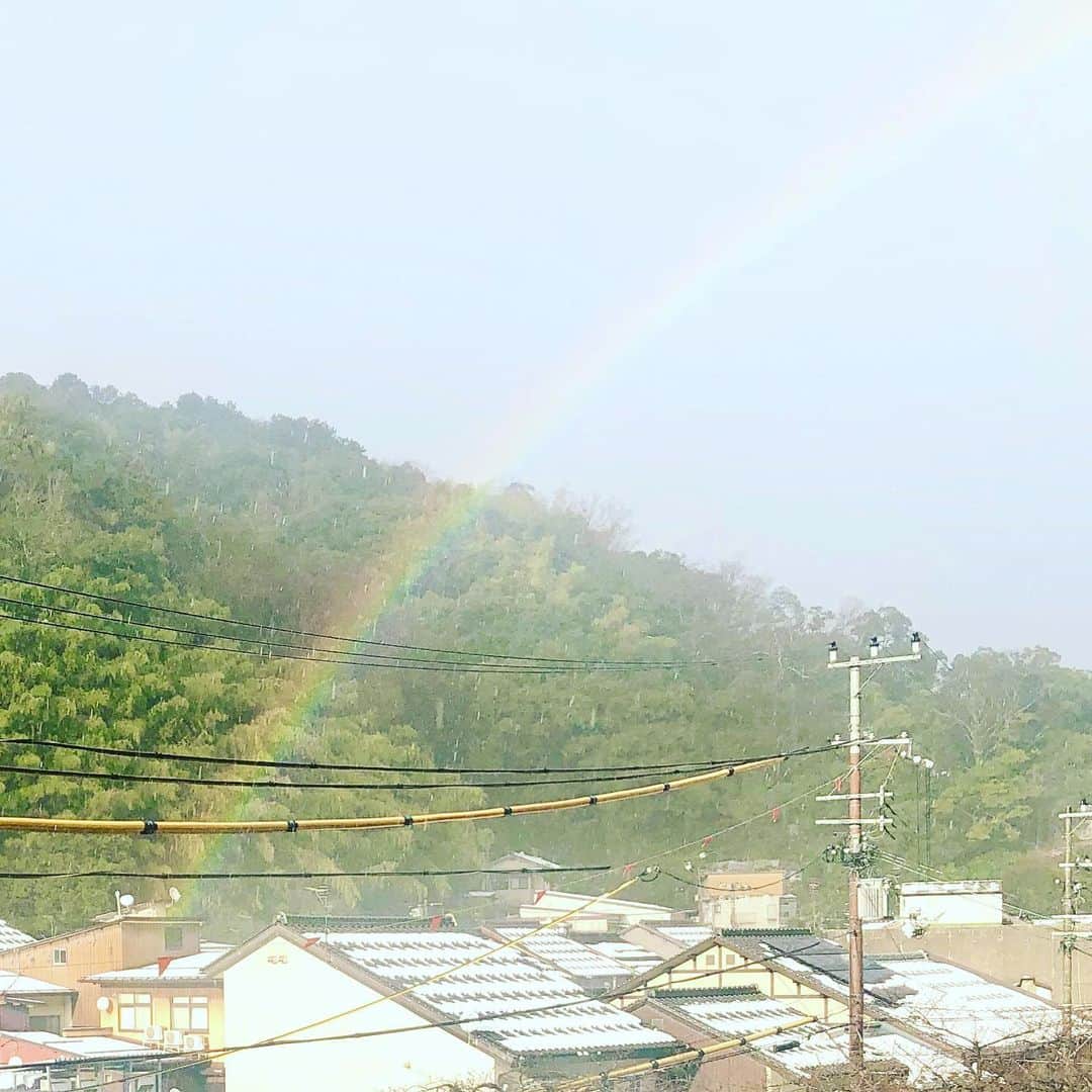 ひうらさとるのインスタグラム：「街の中に虹🌈！ #虹 #☃️🌤❄️☔️🌈」