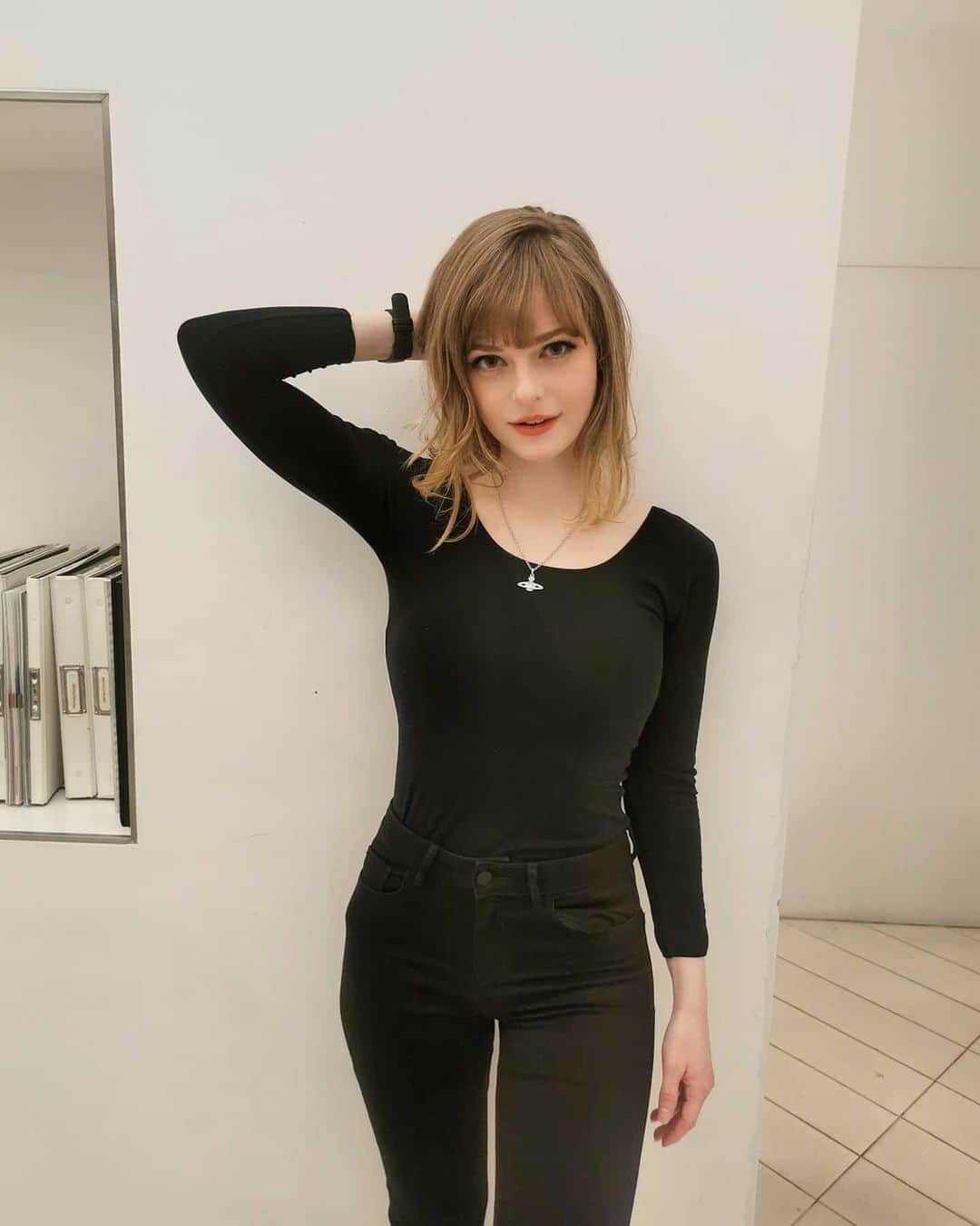 Ella Freyaのインスタグラム：「Thank you for always doing my hair ~🧡 いつもカットしてくれてありがとう~  @nozomi.yuya」