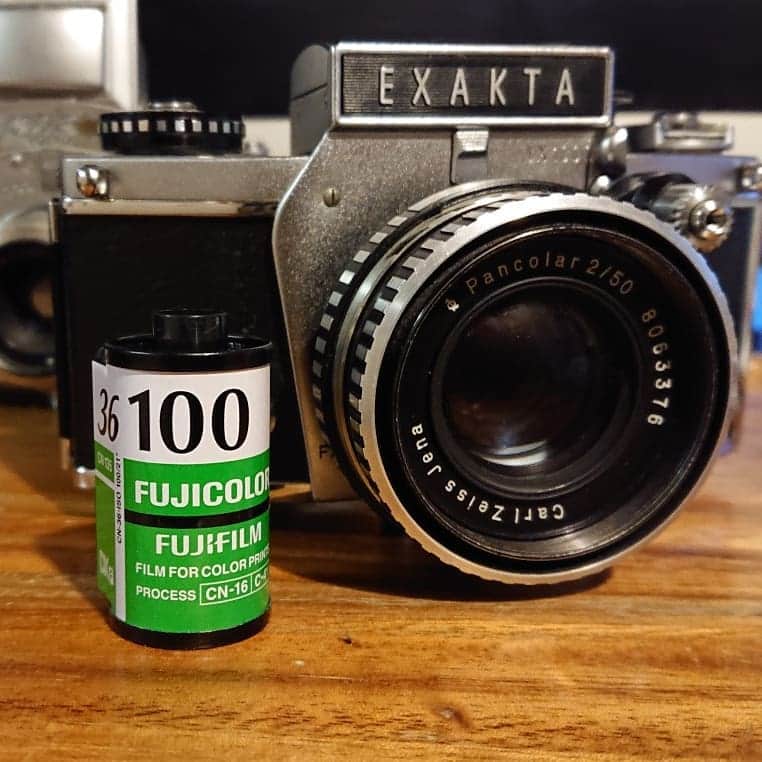 ホルスタイン・モリ夫さんのインスタグラム写真 - (ホルスタイン・モリ夫Instagram)「カメラに入ってたフィルム。どんなイヤらしい写真が現像されるでしょう。 #カメラフィルム #何年前だろ #エクサクタ #エキザクタ #exaktavx1000 で撮った #舞台裏写真」2月18日 17時10分 - morry_aroi
