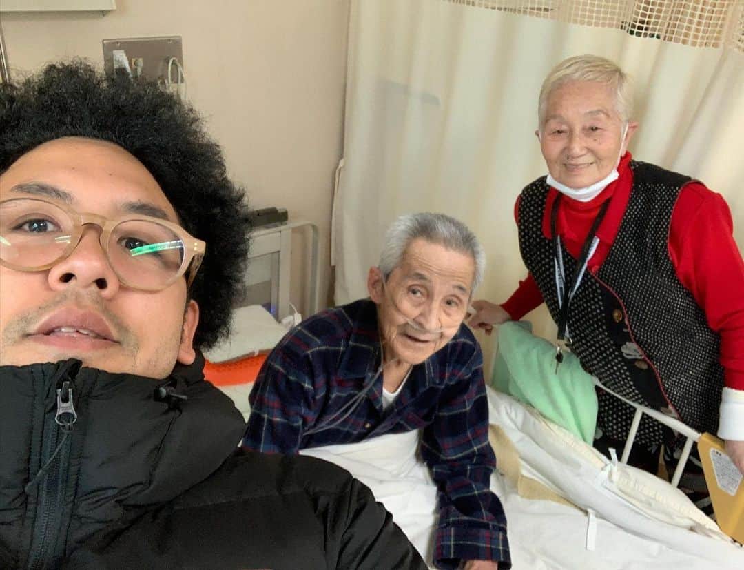 マービンJr.のインスタグラム：「じーちゃんばーちゃん好き過ぎ！！！ #母方のじーちゃんばーちゃん #日本人の方の #生粋の江戸っ子 #江戸訛り #捨てるをフテルと言う #羊のことをシツジと言う #執事 #リュックのことをリックと言う #それは江戸訛りなのか？ #いつまでも元気でね」