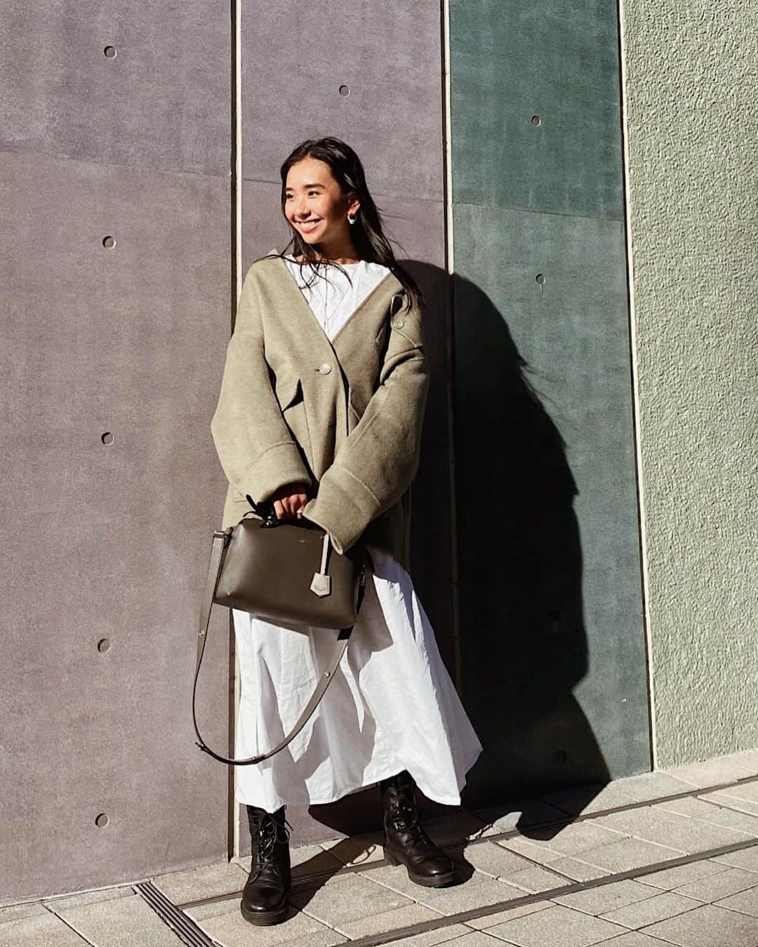 のインスタグラム：「お天気良くてうれしいな〜☀️ 寒色系が好きなので、グリーンのアウターにシャツワンピを合わせてみたよ🍃 . アクセサリーはゴールドが最近の気分なので、 ピアスは @paisley_tokyo のをつけてます❣️ シンプルだけど少しデザイン性があって、なにより軽いから長時間つけてても痛くならないのが良い🥺 . PAISLEYはオリジナルアクセサリーのブランドだよ✔︎ POPUPも開催されているので見に行きたいな☺️ 2/20（Thu）～2/26（Wed） @ラフォーレ原宿 1F エントランス . . . . . #コーデ部#paisley#アクセサリー#161cmコーデ#ジュエリー#ピアス#お洒落さんと繋がりたい#アクセサリー好き#pr#コーデ日記#paisleytokyo#outfit#ペイズリートウキョウ#アクセ#コーデ#渋谷#原宿#渋谷ヒカリエ#ラフォーレ原宿 @chouchou_shibuya @laforet_h」