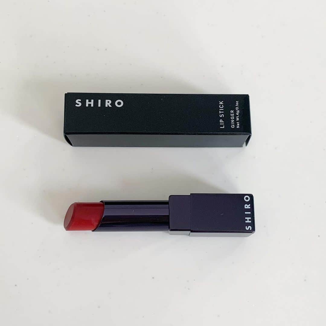 ryuu79hinaのインスタグラム：「💄…♡ ・ ・ SHIROのジンジャーリップスティック 9105  ルージュレッド ・ ・ 高発色で、ほのかなツヤ感のあるセミマット 赤リップ好きで色んな赤リップ使うけどトップ3に入るかも❤️ ・ ・ ━━━━━━━━━━━━━━━」