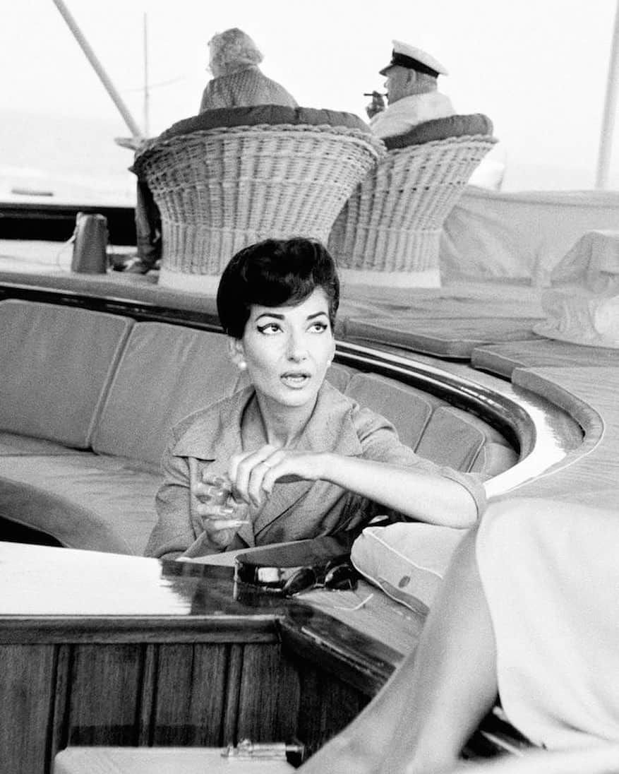 Meganさんのインスタグラム写真 - (MeganInstagram)「Maria Callas on the yacht of Aristotle Onassis with Sir Winston Churchill smoking a cigar in the background (on very nice wicker chairs).✨ #mariacallas #winstonchurchill #aristotleonassis #wickerchairs」2月18日 17時20分 - zanzan_domus