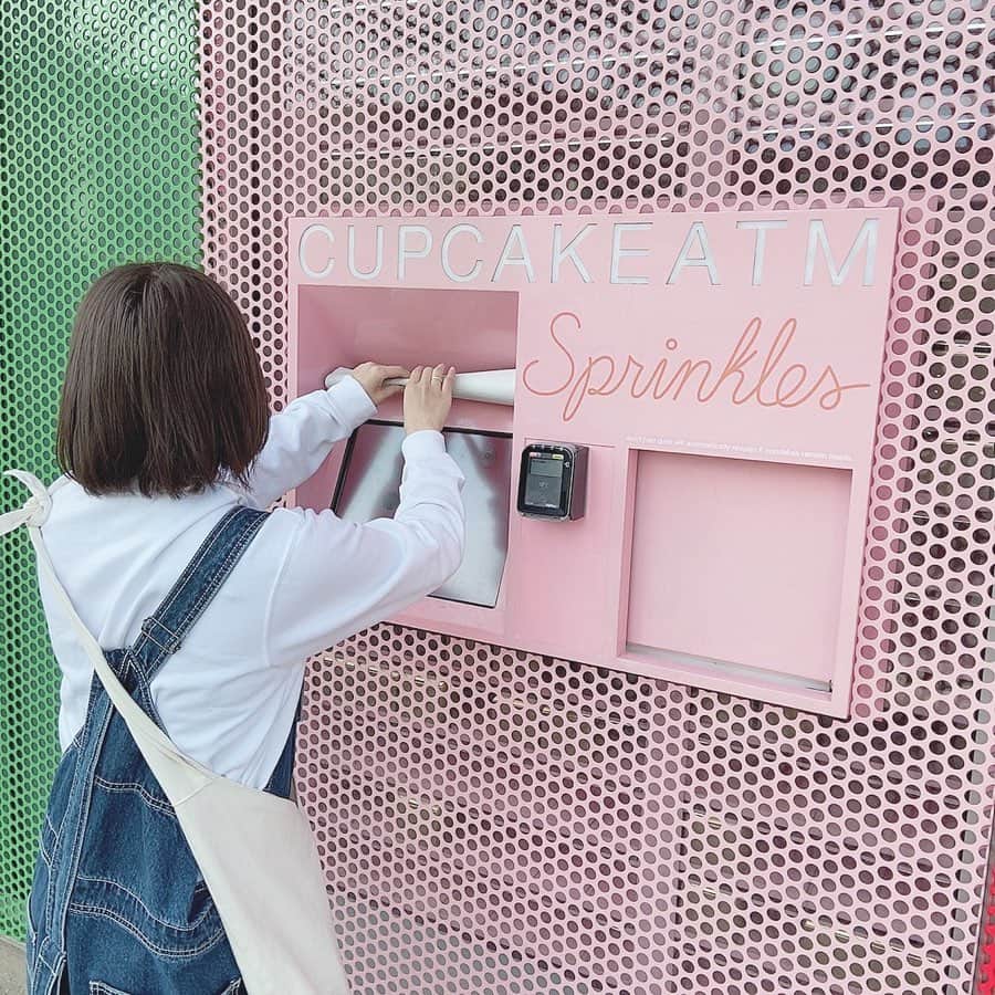 みさねのインスタグラム：「カップケーキ専用ATM🧁 ㅤ かわいいカップケーキいっぱいだった🍓 ㅤ ビバリーヒルズにあったよ🌞 ㅤ ロサンゼルス国際空港近くのホテルから車でいろんなとこ行っとる運転慣れてきた〜🚗 ㅤ #sprinklescupcakes #カフェ巡り #おしゃれカフェ #sprinkles #cupcakes #カップケーキ #ビバリーヒルズ #ロサンゼルス #アメリカ #ロサンゼルスカフェ #ロサンゼルス旅行」