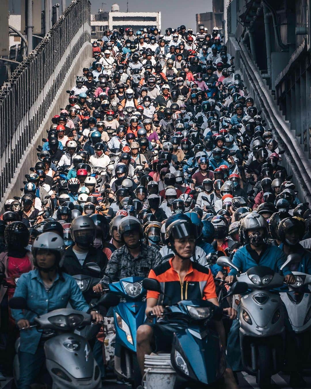 HYPEBEASTさんのインスタグラム写真 - (HYPEBEASTInstagram)「@hypebeastart: Japanese digital street photographer @rkrkrk is set to showcase new artwork in an upcoming solo exhibition in Tokyo, Japan. Dubbed "NEOrient,” the show will spotlight a wide range of talents within photography that not only encapsulate composition and a mastery of lighting, but also the use of color to tell a story and the juxtaposition of people to their environments. It’ll run from February 28 to May 21, 2020 at the DIESEL ART GALLERY.⁠⠀ Photo: RK」2月18日 17時22分 - hypebeast