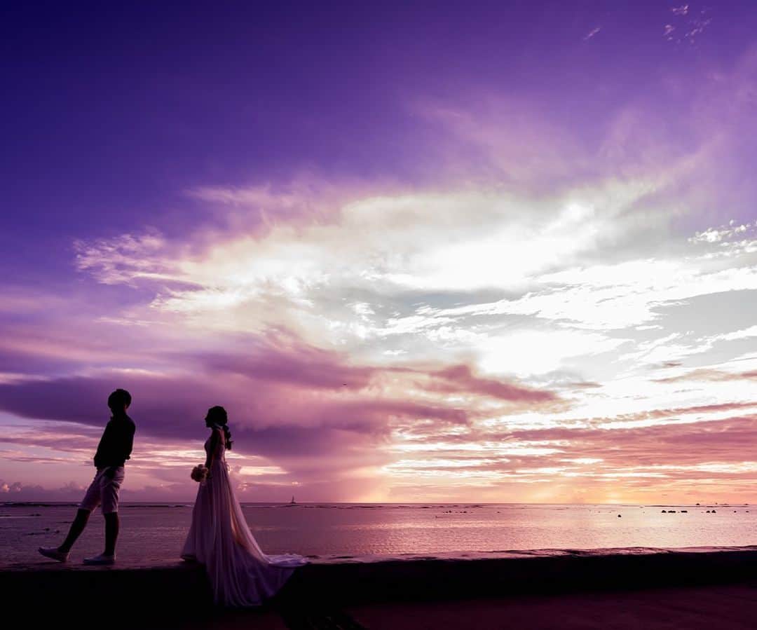 ARLUIS WEDDINGさんのインスタグラム写真 - (ARLUIS WEDDINGInstagram)「マジックアワーのビーチフォト . 自然が見せてくれる美しさは、人がつくることができない、とっても神秘的なもの。 . 一瞬を一生の想い出に。 . . ▪️#アールイズウエディング ▪️Area：#ハワイ ▪️Chapel：#モアナチャペル . . アールイズウエディングでは、 結婚式当日はもちろん、 おふたりのリゾートステイをご提案しています。 . 風までも、思い出になるリゾートウエディングを。 . . #アールイズウエディング #アールイズ花嫁  のハッシュタグをつけるか、 @arluiswedding  をタグ付けして、﻿ 投稿・発信してくださいね✈﻿ 公式IGでリグラムさせていただきます✨ . . .  #アールイズ花嫁 #sunsetlovers  #sunsetsky  #ウエディングドレス −﻿﻿ #hawaiisbestphotos  #resortwedding #beachwedding #weddingphoto #hawaii  #モアナチャペル #ハワイ挙式 #hawaiistagram  #ハワイウェディング #hawaiiwedding  #モアナサーフライダー #モアナホテル #ロケーションフォト #リゾートウエディング #weddingdress  #リゾート挙式 #ハワイ好き  #ハワイ旅行  #ハワイ好きな人と繋がりたい  #リゾートフォトウェディング  #マジックアワー #majichour #sunset_pics #sunsetbeach」2月18日 17時28分 - arluiswedding
