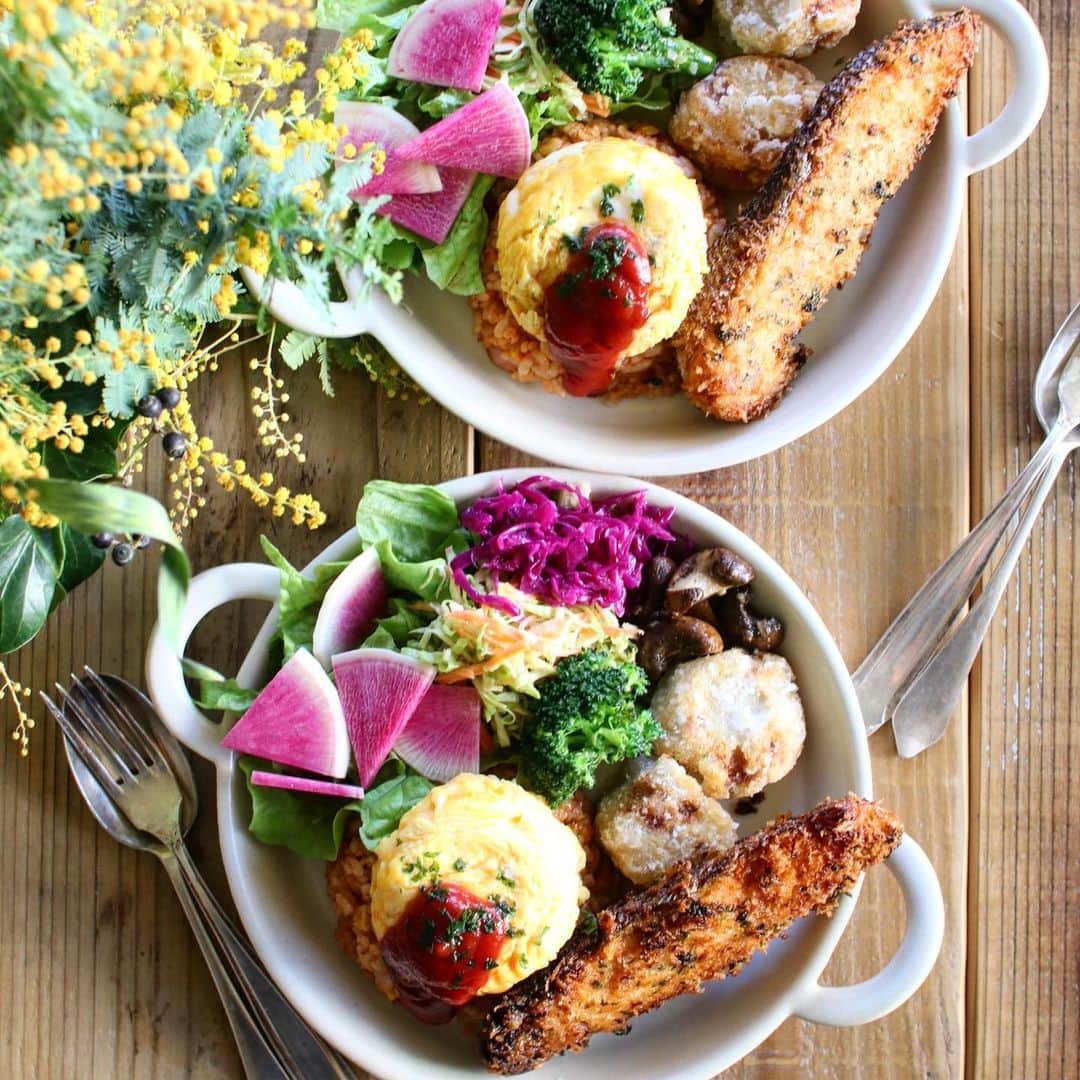 Atsukoさんのインスタグラム写真 - (AtsukoInstagram)「Today's lunch 2020.02.18 ･ ･ まんまるオムレツオムライス 鮭のパセリパン粉焼き 里芋の唐揚げ コールスロー 紫キャベツラペ ブロッコリーとマッシュルームのペペロン サラダ ･ ･ #下味冷凍 した鮭を使って #ワンプレート 。 今回は鮭を味噌ヨーグルトに漬けて冷凍し、それを解凍してパセリ入りパン粉をつけ、揚げ焼きに❤ 味噌とヨーグルトがめちゃくちゃ合う！！これはおすすめ✨ 下味冷凍しておくと、味が染み込んでとても美味しくなります。 時短にもなるし、なによりおやすい時に買ってきて、冷凍保存できるのでコスパも良き❤ 旭化成さんのホームページにも沢山レシピが載っているので、見てみてください。 ちなみに写真4枚目が、下味冷凍のレシピ。 5.6枚目はそれを使った応用レシピになります。 ストーリーにもレシピはっときますので、是非見て見てくださいませ！ ･ ･ 下味冷凍レシピ記載します。 ･ 生鮭  3切れ 塩  少々 みそ  大さじ2 ヨーグルト(無糖)  大さじ4 ･ #ziploc#ジップロック#下味冷凍#下味冷凍日記#作り置き#料理#時短料理#ゆとりのある生活#ゆとりうむ#pr」2月18日 17時41分 - sakuracafe001