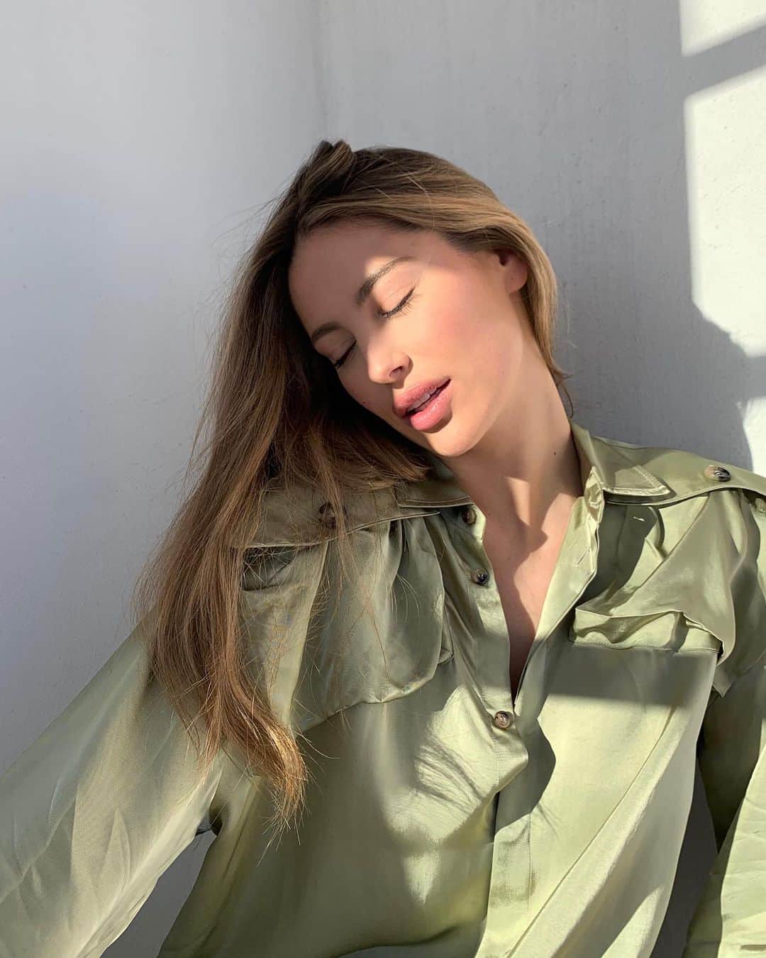 Mathilde Goehlerのインスタグラム：「Reklame.. Another day to be grateful, focus on the inside 🤍」