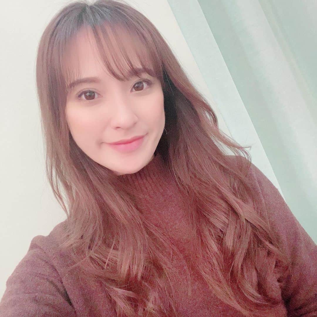 原紀舟のインスタグラム：「初めてエステサロンで小顔ハイフをしてきましたー🌟 . 2枚目見てもらうと右側が全体的に上がってるの分かる😳！ 思ったより痛くないし、ポカポカして気持ち良さもあった☺️ 3枚目の動画は真顔やしなんかシュールやし面白い感じになってるけど😂 . ハイフした日よりも3日後から効果がより出るみたいで、毎日自分の顔をマッサージしたりしてるからその感覚も小さくなった気がする😱💗 . プライベートサロンで完全個室！ お直しするのも リファが置いてあったり 内装もめっちゃ可愛かった🥰 . お姉さんも気さくやし 2週間毎に通ってみようかな💗 . .. ... #小顔hifu専門店mio #小顔ハイフ専門店  #ハイフ心斎橋 #心斎橋エステ  #プライベートサロン大阪」