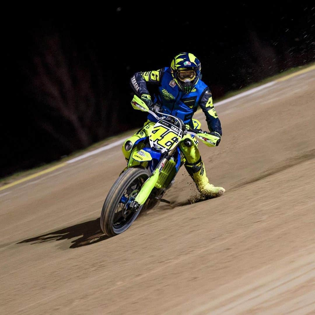 バレンティーノ・ロッシさんのインスタグラム写真 - (バレンティーノ・ロッシInstagram)「Training at the MotoRanch with the @vr46ridersacademyofficial 📸 by @camilss」2月18日 17時47分 - valeyellow46