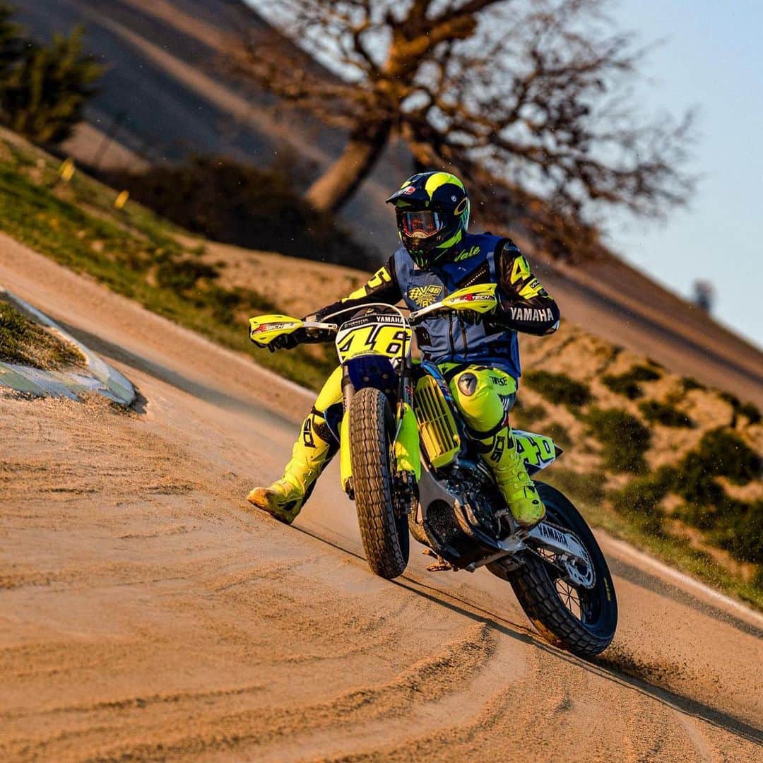 バレンティーノ・ロッシのインスタグラム：「Training at the MotoRanch with the @vr46ridersacademyofficial 📸 by @camilss」