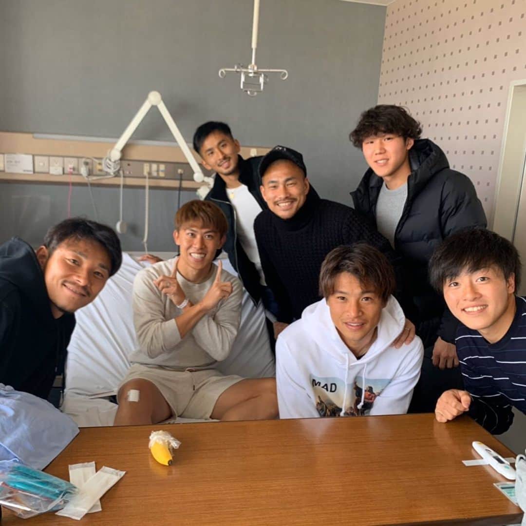 太田宏介さんのインスタグラム写真 - (太田宏介Instagram)「『怪我』 右脛骨疲労骨折 先週、12日に手術を終えました。 たくさんの方のサポートのおかげで経過も良好です。 1日でも早くファミリーの皆さんのもとへ戻れるように、全力でリハビリ頑張ります💪🏻 強くなって戻る‼️ #grampus  #太田宏介」2月18日 17時48分 - kosuke_ota_official