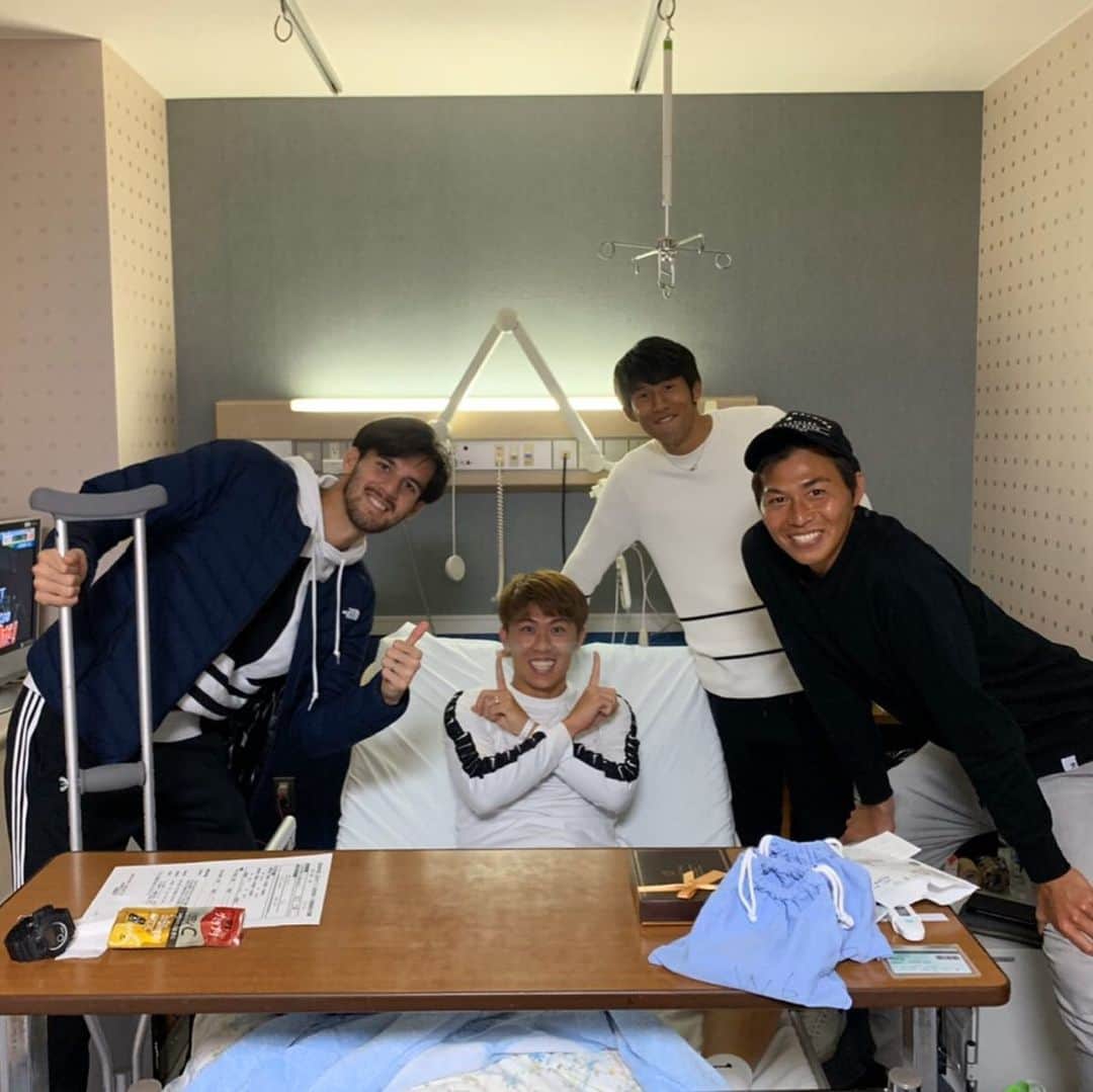 太田宏介のインスタグラム：「『怪我』 右脛骨疲労骨折 先週、12日に手術を終えました。 たくさんの方のサポートのおかげで経過も良好です。 1日でも早くファミリーの皆さんのもとへ戻れるように、全力でリハビリ頑張ります💪🏻 強くなって戻る‼️ #grampus  #太田宏介」