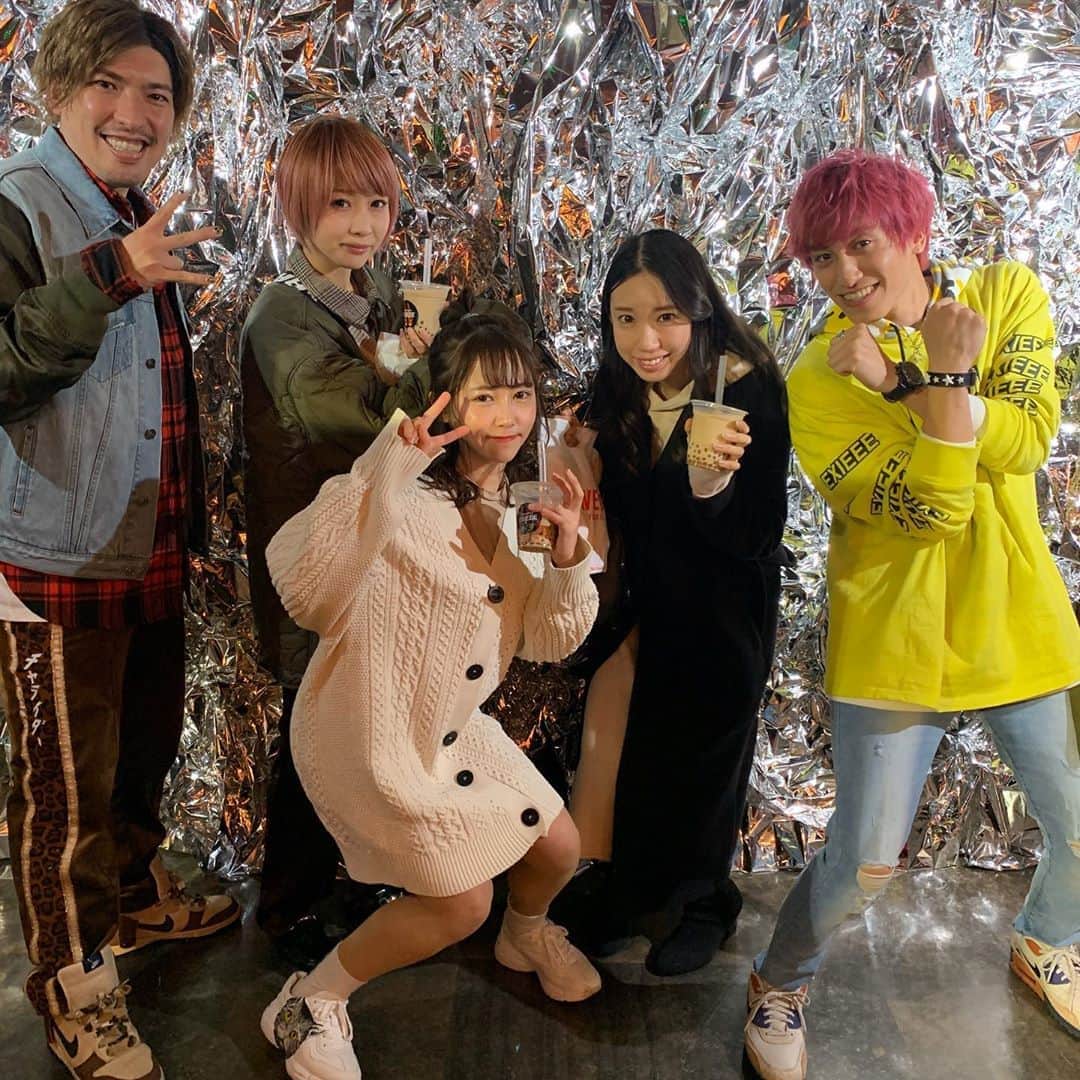 塚本美玲のインスタグラム：「EXITさんプロデュースの新ブランドの展示会行ってきた👕﻿🍾 わたしの足がすごいことになってる💃﻿ ﻿ ﻿ ﻿ ﻿ ﻿ #fashion#exhibition#EXIT#EXIEE」