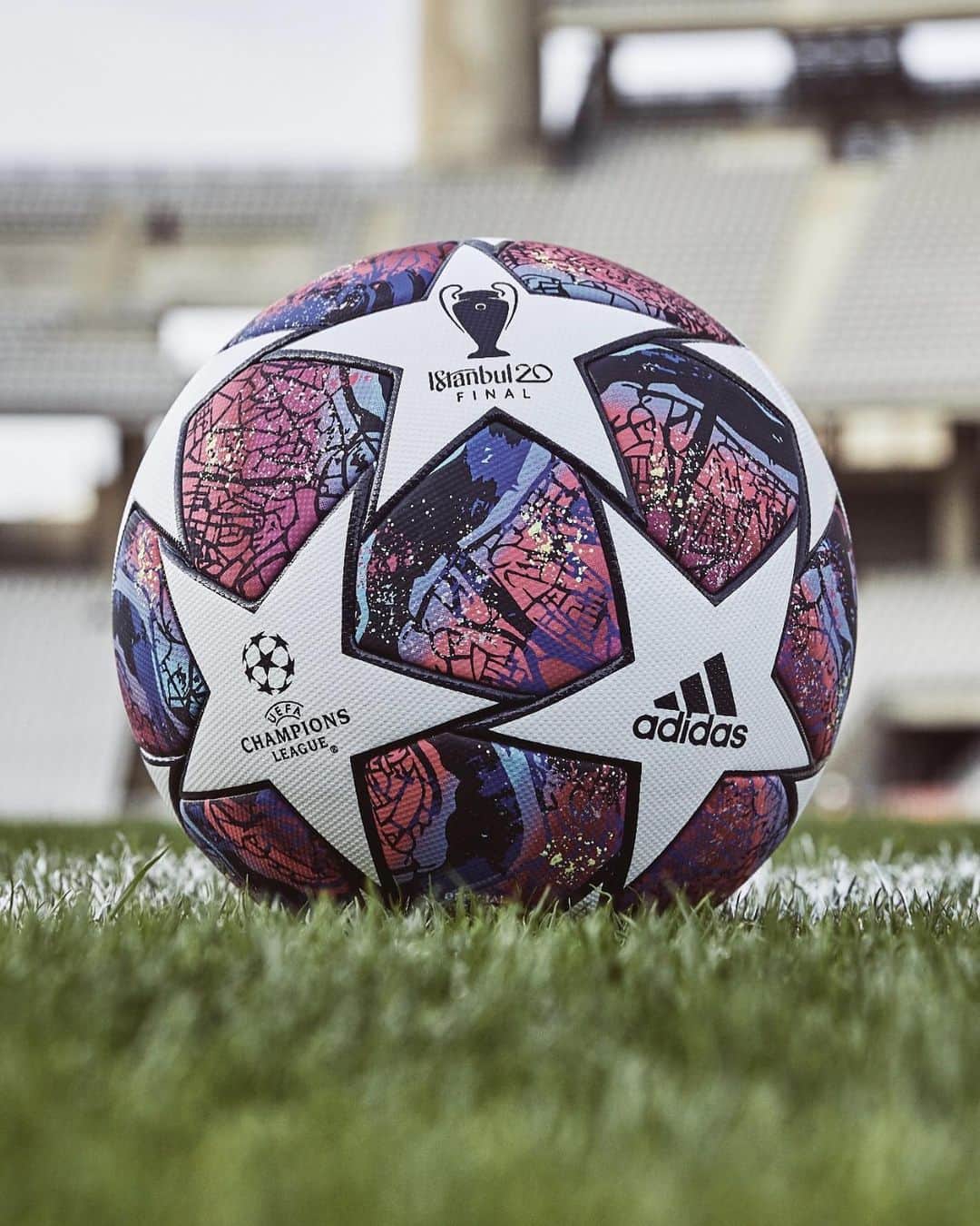 adidas Footballさんのインスタグラム写真 - (adidas FootballInstagram)「Istanbul calling. Introducing the new @championsleague official match ball for the knockout stage of the 2019/20 season.  #Football #Soccer #adidasFootball」2月18日 17時59分 - adidasfootball