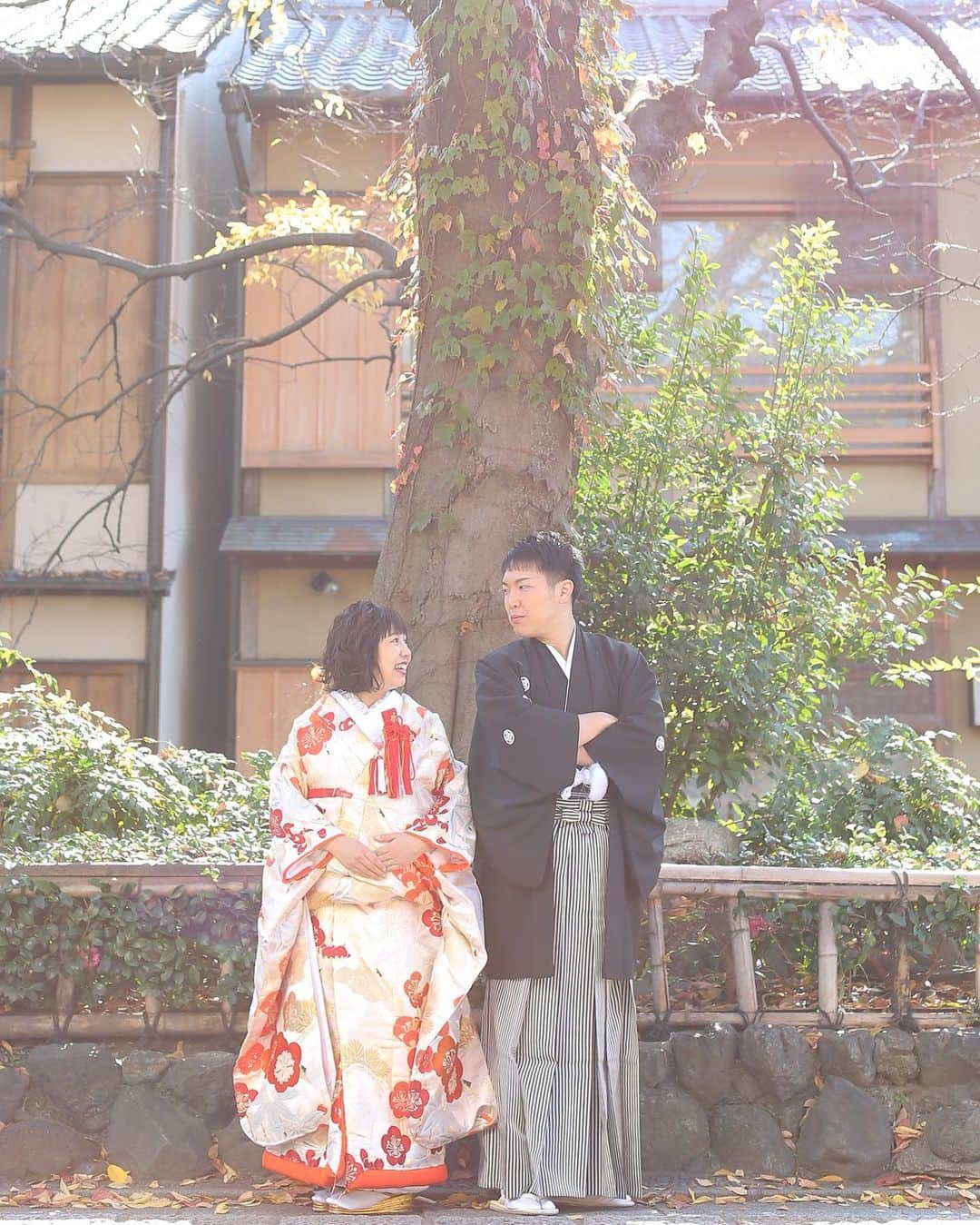 【公式】小さな結婚式さんのインスタグラム写真 - (【公式】小さな結婚式Instagram)「@petit.wedding をフォローしてね♩ #小さな結婚式 をつけてのお写真投稿も大歓迎です♡ こちらの公式IGでリグラムさせていただきます＊ .  風情溢れる京都の街並みは 和装フォトにもぴったりです*  おふたりのはじける笑顔に こちらまで幸せな気持ちに♡ 和傘を合わせることで お写真の幅が広がりますよ＾＾ ロケーションプランのご相談も お任せくださいませ* . . >>#小さな結婚式京都店 . ——————— #小さな結婚式 #petitwedding #前撮り #結婚式 #プレ花嫁 #卒花 #アットホーム #少人数 #家族婚 #少人数結婚式 #ウェディング #ウェディングドレス #wedding #bridal #weddingdress #花嫁 #結婚式準備 #式場探し #日本中のプレ花嫁さまと繋がりたい #結婚式の思い出に浸る会 #結婚準備 #京都花嫁 #京都挙式 #京都ウェディング #関西花嫁 #和装フォト #和装ウェディング #色打掛  #ロケーションフォト」2月18日 17時54分 - petit.wedding