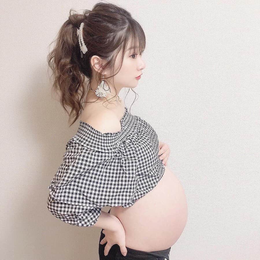 伊藤りかさんのインスタグラム写真 - (伊藤りかInstagram)「． #セルフマタニティフォト 33week 5days..！👼🏻♡ * いつもお腹の中で元気に動き回る 我が子に愛おしさが高まるばかりです。。❤︎ * すでにはちきれそうなこのお腹、 妊娠線予防はとにかくクリームを沢山塗る事🐘 妊娠初期からお風呂上がりや 家の中でも気づいた時は塗るようにしてました◌ * そして、 妊娠してから1番太ったのがお尻周り..！🤢 (写真ではギリギリわからないぐらいに。。笑) #マジカルシェリー @majicalsherry_lme は 産後に必須と言っても過言ではない🤰🏼♡ お腹だけじゃなく、 お尻や太もももシェイプアップできるよ。。❤︎ みんなも夏に向けて一緒に頑張ろう〜！🐣 * #男の子ママ #男の子ベビー #おとこのこママ  #ベビー服 #ベビーシューズ #第一子妊娠中 #妊婦 #妊婦コーデ #妊娠中 #マタニティライフ #妊婦生活 #マタニティ #マタニティコーデ  #妊娠9ヶ月 #マタニティフォト #プレママ #プレママさんと繋がりたい #初マタ #pr #33w #令和2年ベビー #マタニティ記録 #マタニティ生活 #伊藤りか #snsクリエイター」2月18日 18時07分 - rrrika.i