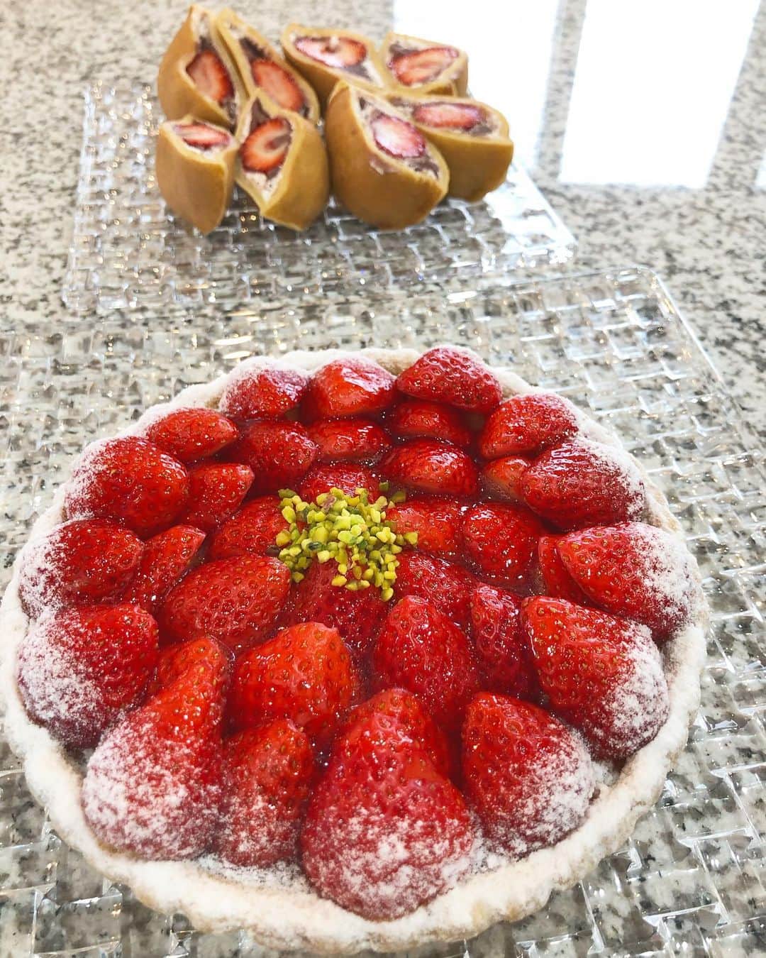 田中涼子のインスタグラム：「苺づくし🍓❣️ あまおうまるごとどら焼き いちごタルト たまらん〜❤️❤️❤️ #キルフェボン #いちごスイーツ」