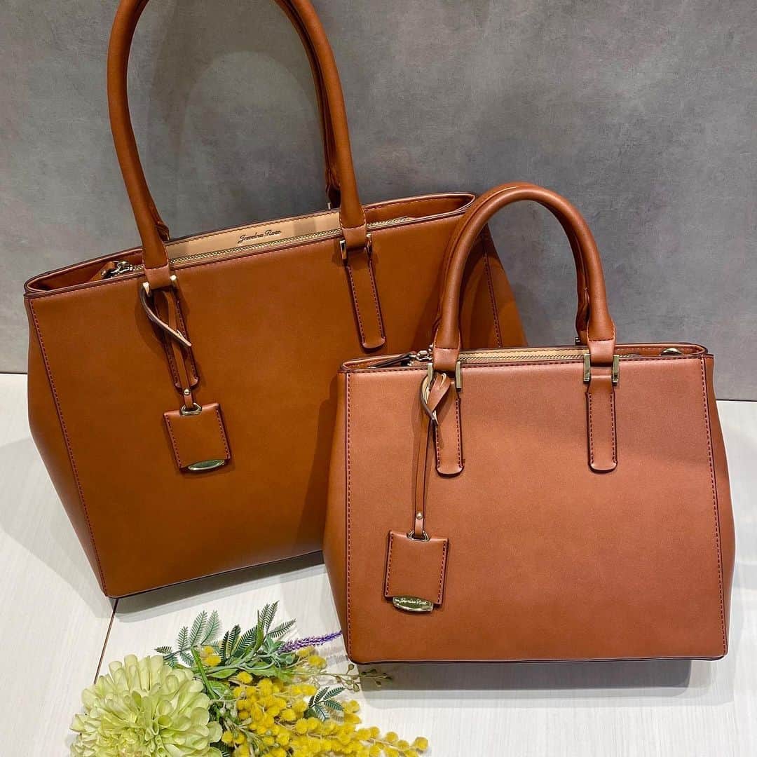のインスタグラム：「. . ☑︎アルビナトート . ミドルサイズ No.16063 Price:¥11,000(＋tax) . A4サイズ No.16064 Price:13,000(＋tax) . color:ネイビー、ブラウン、グレージュ . . 東急プラザ表参道原宿店 Tokyu Plaza Omotesando Harajuku 📞03-6804-1361 OPEN/11:00〜21:00 . . #jewelnarose #ジュエルナローズ#tokyo #harajuku #原宿#東急プラザ表参道原宿#新作#表参道#2020ss#春夏#春コーデ#お出かけコーデ#オフィスコーデ#a4サイズ #tokyuplaza#omotesando#shibuya#shoulderbag#sightseeing #newitem#spring#summer#cordinate#kawaii#fashion#newarrivals#东京#旅游#日本旅游」