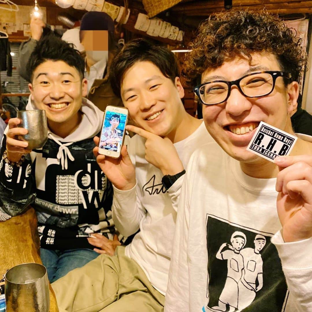 レイチェルのインスタグラム：「先日。  はじり君&ドーナツ君と３人で宴。  と思ったら、はじり君の画面に真輝志くんもおりましたよ！  そして、結果３人で４人分くらい飲みましたよ！  てことで、またこんなたぁのぉしぃーーー会が出来るように今週も頑張ります！  ちなみに今週僕は営業週で、  今日はこのあと高槻に、そして土日月はそれぞれ、生駒・鳴門・東大阪に行かせていただきますよ！  でもって、金曜日はついに『ひょっとコメディー』の本番！  どの舞台も全力で頑張りますので、どれかに来られるご予定のあるお方、いろんな劇場でお待ちしておりマウストゥーマウス！！！とぉ〜か言っちゃってぇー😆😆😆😆💨💨💨💨✨✨✨✨🎶🎶🎶🎶 #先日の#宴#with#ネイビーズアフロ はじり#ドーナツピーナツ ドーナツ#きんめ鯛 真輝志（画像のみ）#みんな#可愛子ちゃんズ#またの名を#ReichelHomeBoyz#とか言っちゃって#😆🤙✨✨✨」