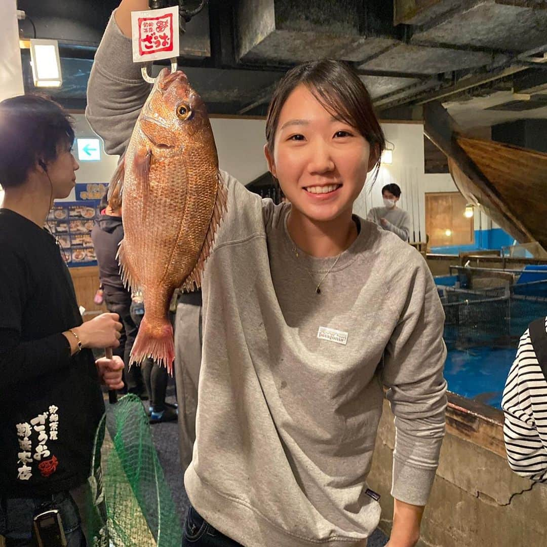 伊東秀和さんのインスタグラム写真 - (伊東秀和Instagram)「難波でのイベントが終わり、何年も前から彩の念願だった船釣茶屋ざうお✨へ今回は行けました！釣れないと帰れまテン状態から、なんとか釣れてみんなで美味しく食べました！鯛×2、アジ&ヒラメ×1👌 釣った魚をそのまま、煮魚や刺身、フライなどに✅楽しいだけでなく新鮮な魚はやっぱり美味しかった。他の料理も美味しくてオススメです👍 #釣船茶屋 #ざうお #釣りたい #鯛 #ヒラメ #アジ #海鮮」2月18日 18時04分 - hide9a2019