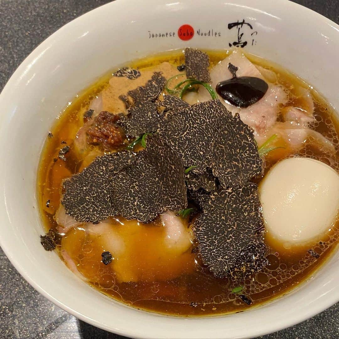 アブさんのインスタグラム写真 - (アブInstagram)「一杯3550円の黒トリュフチャーシュー味玉醤油Soba！イチジクのアクセントが凄く好き。値段が値段だけに、スープはこれでもかって程飲み干してやりました。今日の夕飯はもやしです。　#ラーメン #ランチ #代々木上原 #蔦 #japanesesobanoodles蔦」2月18日 18時04分 - abuuungram