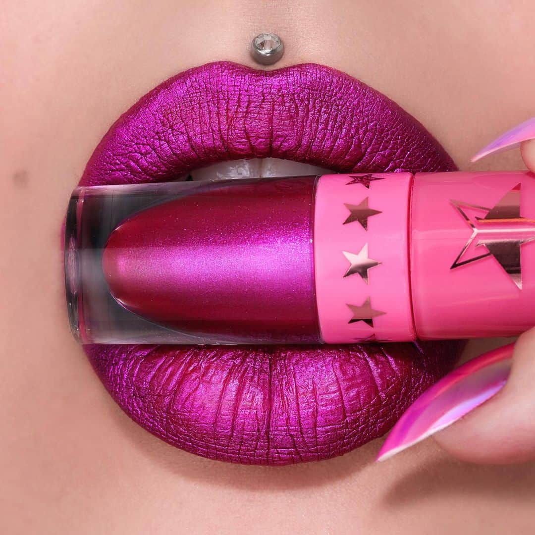 Jeffree Star Cosmeticsさんのインスタグラム写真 - (Jeffree Star CosmeticsInstagram)「Hi, new #VelourLiquidLipstick shade, How Are Ya?? 💜 This metallic beauty is called ‘I’m Vulgar’ and it’s available exclusively in the purple mini bundle ♏️ Launching with the entire #BloodLust collection #jeffreestarcosmetics #bloodlustpalette swatched by: @missjazminad」2月18日 9時07分 - jeffreestarcosmetics