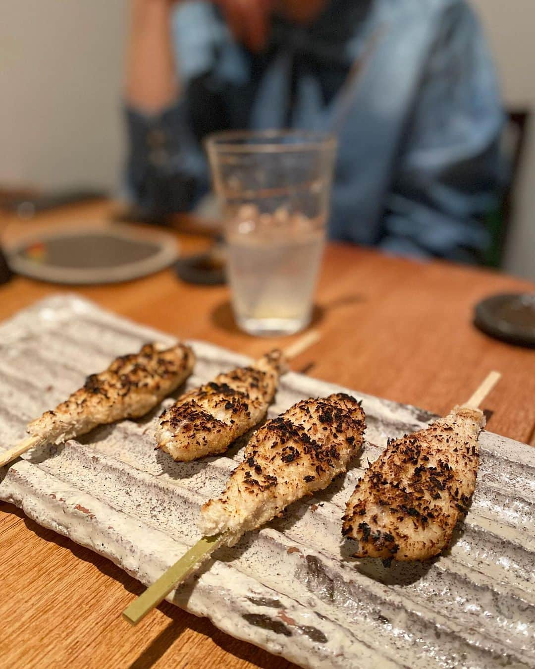 Mai Wakimizuさんのインスタグラム写真 - (Mai WakimizuInstagram)「昨日のdinner♡愛しのメンバーで焼鳥でした＼(^o^)／改めて愛を熱く語り合った時間。皆強いハートを持ってて好き♡ayuちゃんのお誕生日もお祝い出来たし、食べて飲んで笑って騒いであっという間でした♡久しぶりの夜更かし、帰りはあくびが止まらなかったよ。笑 ちなみにここのつくねとぼんじり(写真2枚)絶品です！あ、皮の雌も♡ #wakkingourmet#鶏一途#神戸」2月18日 9時07分 - wakkin__m