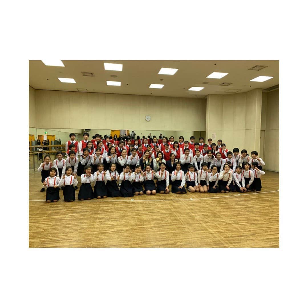 竹内智香のインスタグラム：「......... 先日、広島で開催されて オリンピックコンサートに 行ってきました🛫  物心ついてから 五輪は目指す場所 出場する場所であって なかなか 外から客観的に 見ることがなかったけど ここ最近は 第三者として 五輪やスポーツの世界を 見ることが多い。  改めて 五輪の意味を考える時間。  勝敗、メダルの数に 意識がいく世の中だけど 本来は スポーツの祭典。 五輪を通じて 国境をこえた交流に 意味があること そんな事に、意識を向けたい 改めて そう感じる時間となりました。  メダルを見る子供達の喜び。 こういう光景を見ると 改めて メダルを取って良かった。 そう思う瞬間です。  そして リオ五輪のメダリスト 金藤さん、三井さんとも お会いできて 素晴らしい出会いに感謝😊  #オリンピック #2020 #東京五輪 #オリンピックコンサート #広島」