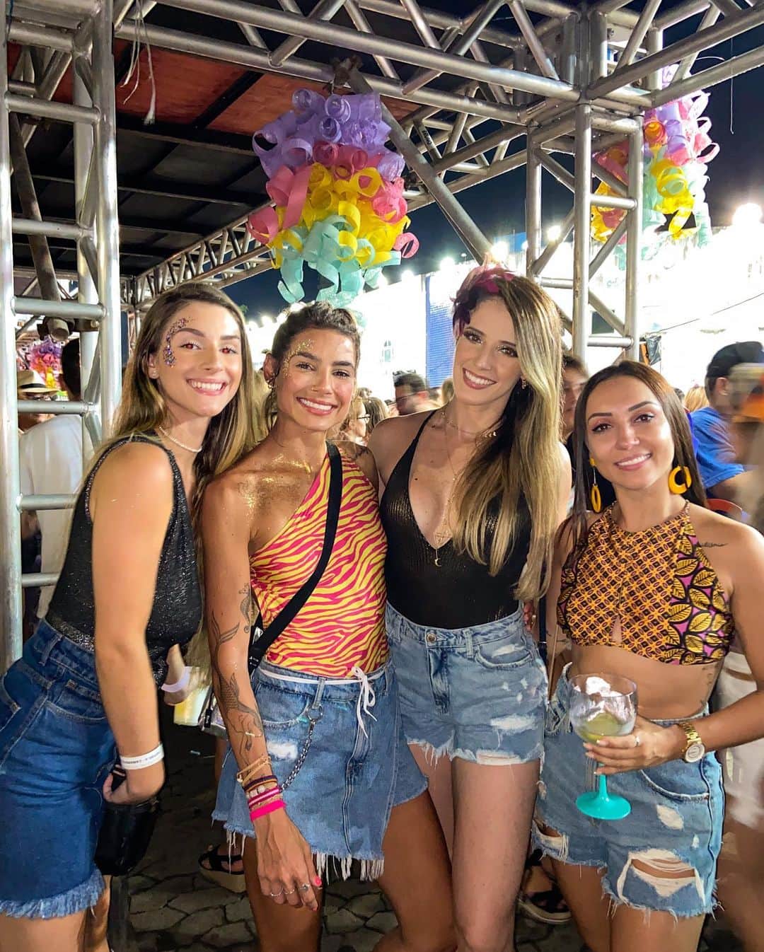 ナターリア・ガウジオのインスタグラム：「Sobre os desfiles no Sambão do Povo, por que o Carnaval do Brasil começa aqui!! Foi uma experiência incrível assistir e curtir esses 2 dias no @camarote10oficial... Amei demais!! 😍🎉🔝✨🇧🇷💃🏼❤️ #carnaval #vix #samba #inlove #friends #happiness #havefun #camarote10」