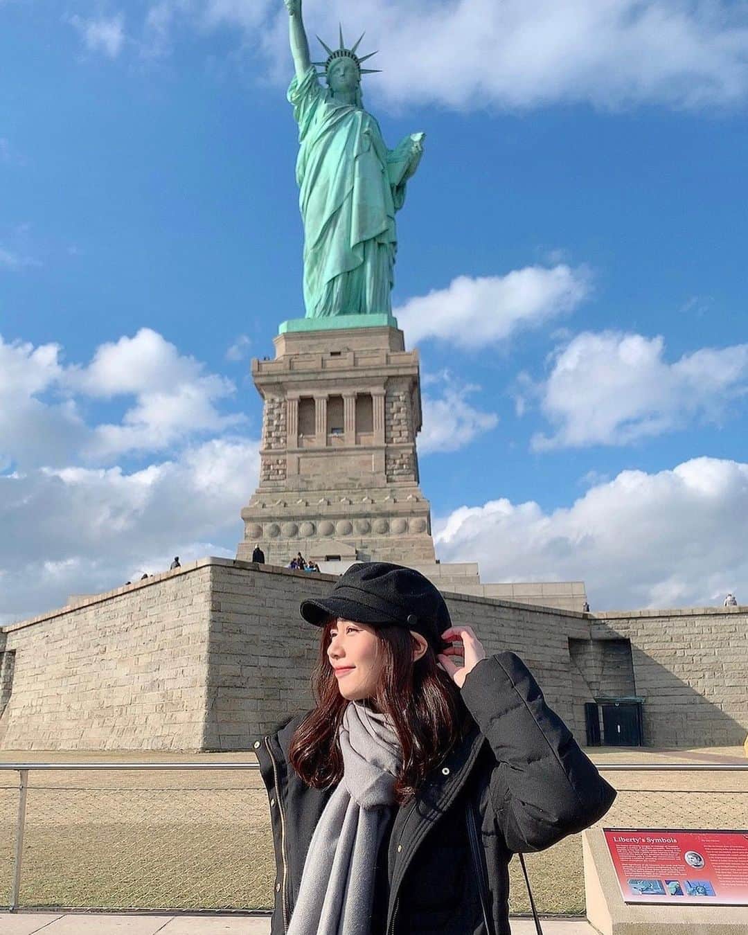 杉浦みずきのインスタグラム：「. 自由の女神🗽 すっごい寒いと思って万全にしてたけど、晴れてたから意外とそうでもなかった！笑 人がたくさんいました👫 ・ ・ #ニューヨーク #自由の女神 #🗽」