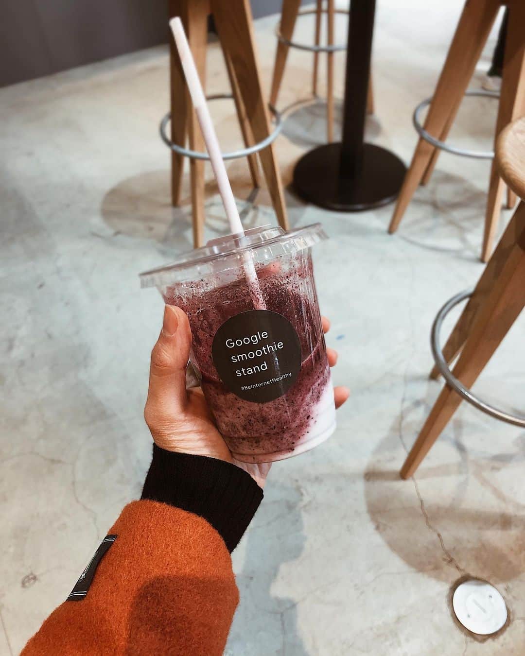 のインスタグラム：「. しゃりしゃりスムージー( '༥' )ŧ‹”ŧ‹” みんなもう飲みに行った？？ ・ ・ ブログにも書いたけど、 先日スマホを落としかけまして🤢 顔面蒼白よ。 改めてスマホのセキュリティーとか、 パスワードの重要性を感じたんだよね。 Googleではそんなことも含めて、 ネットをヘルシーに使うための知識を教えてもらえる☝️ _________________________________ Google Smoothie Stand 無料でスムージーを飲みながら ネットの知識を学べるイベント 2/18(火)19時まで 📍hotel koé tokyo 東京都渋谷区宇田川町3-7 _______________________________ ・ ・ #google #期間限定イベント #スムージー #smoothie #イベント #googlesmoothiestand #グーグル #PR #beinternethealthy #googleスムージー」