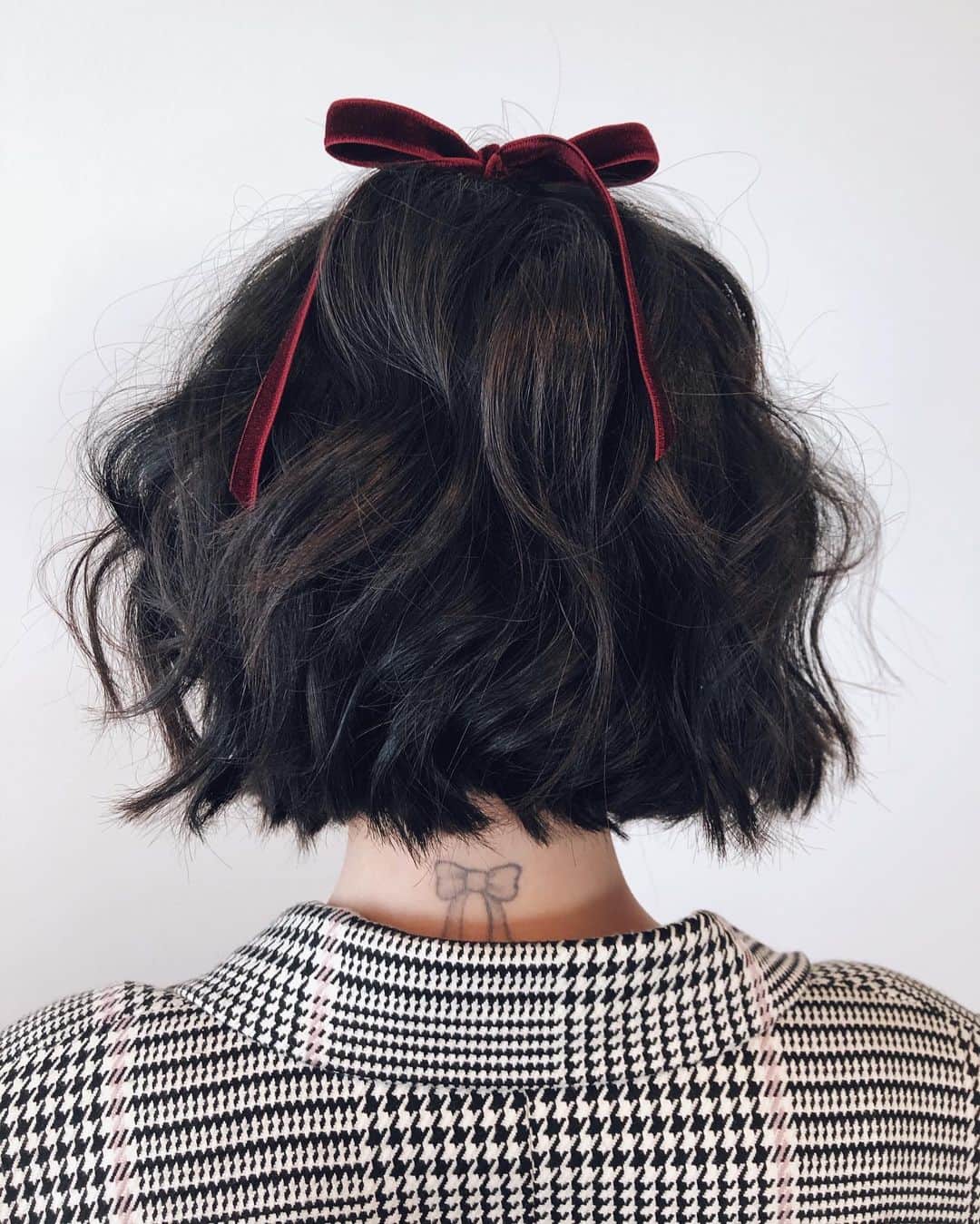 Kristin Essのインスタグラム：「Back on that double bow flow w/my kween 👸🏻 #lucyhale 🖤 @kdeenihan @micaela @lucyhale」