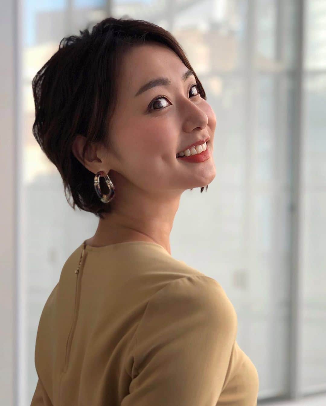 本間智恵さんのインスタグラム写真 - (本間智恵Instagram)「﻿ ﻿ おはようございます〜﻿ 今朝起きてすぐにくしゃみ3連発しました…🤧﻿ 花粉め………👿﻿ ﻿ 10:25〜﻿ 「大下容子 ワイド！スクランブル」 ﻿ 第2部は12:50〜﻿ ランキングコーナーを今週は 毎日 担当します！﻿ ﻿ #ootd﻿ #Top & #Skirt... #anniplus﻿ #Earing... #Ayu﻿ ﻿ ミモザみたいな黄色のレーススカート、きれいな色で気分が上がりますね✨﻿ ﻿ #テレビ朝日 #アナウンサー #本間智恵 #衣装 #アナウンサー衣装 #トリアセテートハーフスリーブブラウス #イエローブラウス #レーススカート #フープピアス #フープピアス #ボタニカルアクセサリー #ayu_accessory #春コーデ」2月18日 9時52分 - chiehonma