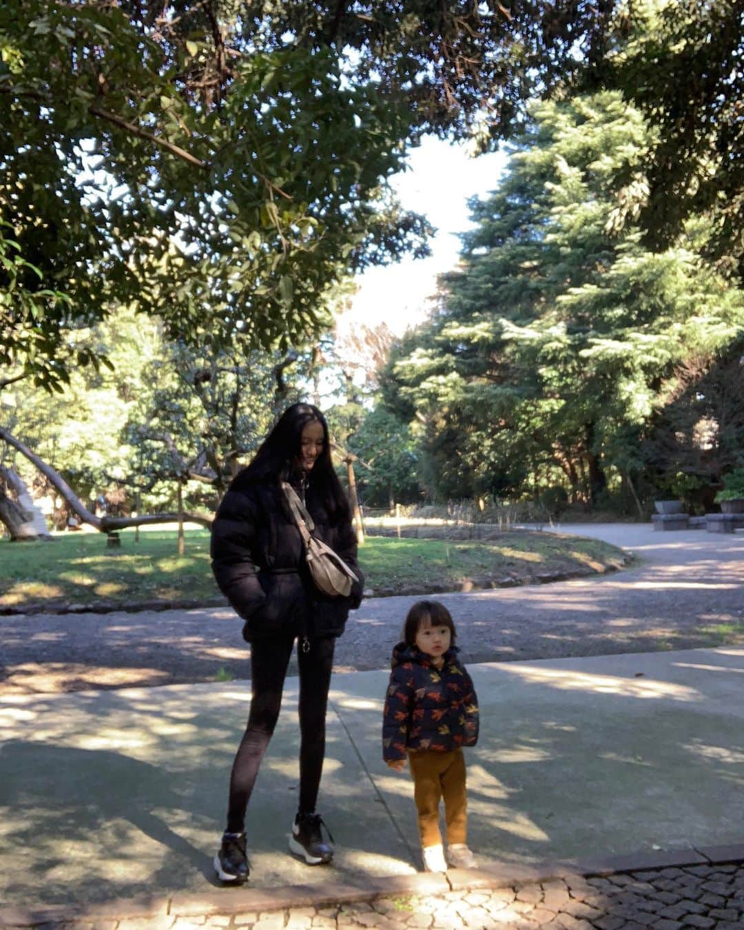 Ennaさんのインスタグラム写真 - (EnnaInstagram)「My little Sunshine🌞 朝散歩、気持ちいい〜🌿🍃🌳 #mama #baby #お散歩 #nature #sunnyday」2月18日 9時53分 - enna_81