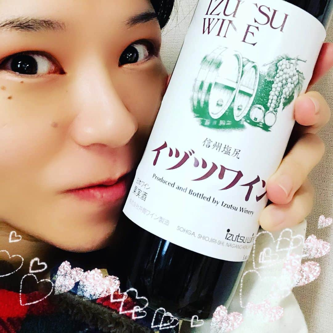 綾瀬マリアさんのインスタグラム写真 - (綾瀬マリアInstagram)「事務所に届けて下さった🎁 入所のお祝い🎉のプレゼントの数々✨ 本当にありがとうございます💕  フルーツ🍇🍑ダイスキ😍 飲み物🥂ダイスキ😍 そしてワイン🍷は赤を選んで下さったと…お手紙まで✉️ 嬉しくて✨ しばらくは飾っておきます✨  ありがとうございます😊  #オフィスアネモネ #綾瀬マリア」2月18日 9時54分 - ayasemaria