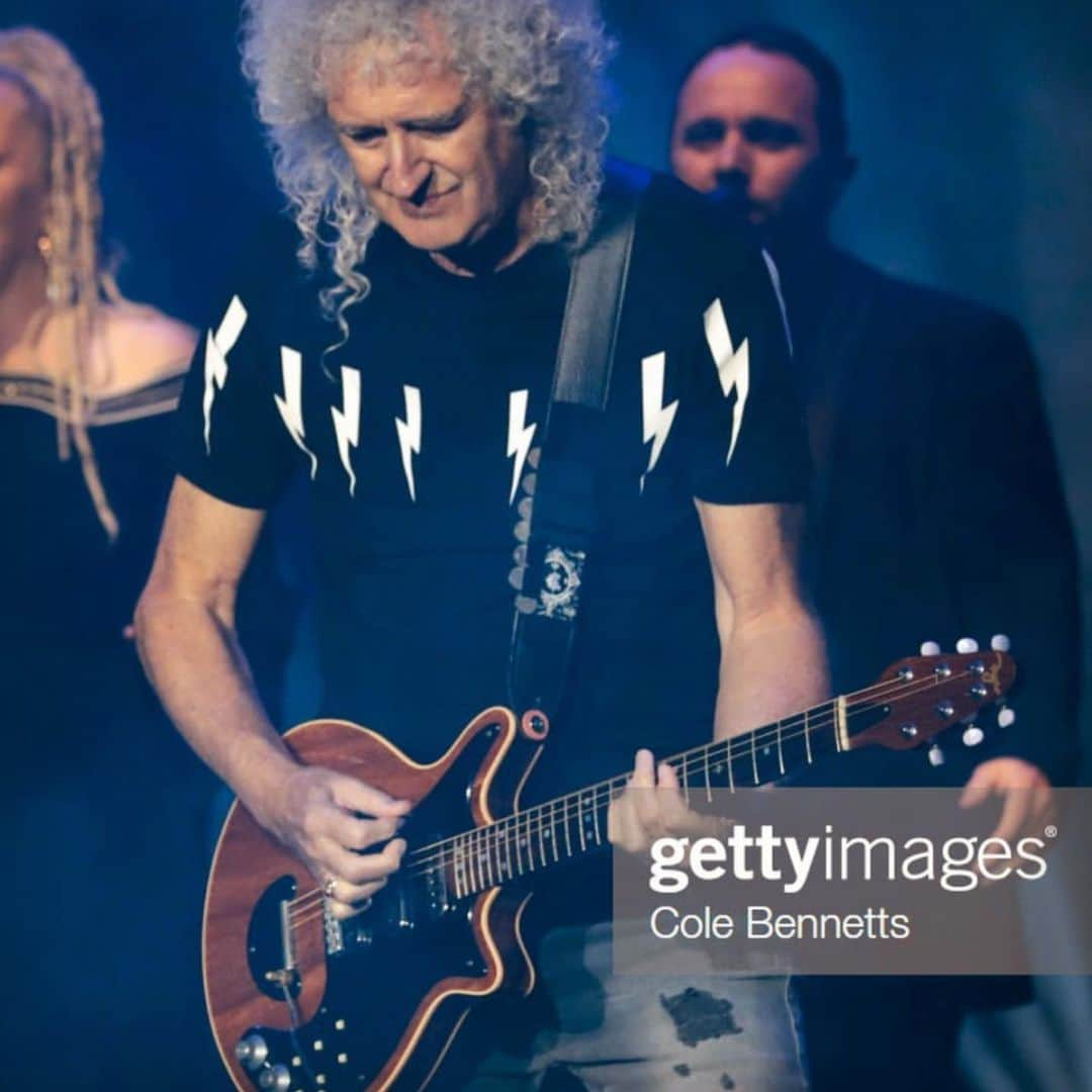 ブライアン・メイさんのインスタグラム写真 - (ブライアン・メイInstagram)「And the final moment of last night’s dream show.  Big moment for me - playing  the song that is something like a national anthem for Australia now - guesting with the magnificent John Farnham, along with the ever lovely Olivia Newton John, plus representatives of ancient Australian culture and ... some of those noble firefighters to whom we all owe so much.  That was a corker !!! Bri」2月18日 9時54分 - brianmayforreal