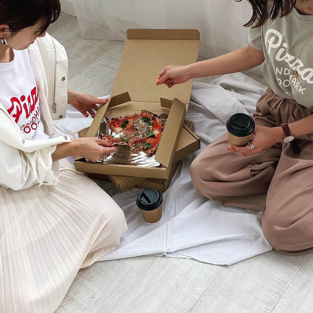 美生のインスタグラム：「娘たちと愛媛に帰省しました👩🏻👧🏻🧒🏻﻿ ﻿ 3歳と1歳を連れての﻿ ✈🚕️🚃🚙で6時間🥴﻿ ﻿ 両親も大喜びで﻿ 昨日は一緒に寝ました👴🏻👧🏻🧒🏻👵🏻﻿ ﻿ しばらく田舎を満喫します♡﻿ ﻿ 毎日欠かせない﻿ @donobanweb の﻿ 新作check✔︎﻿ 今週も可愛いがとまりません♡﻿ ﻿ ﻿ ﻿」