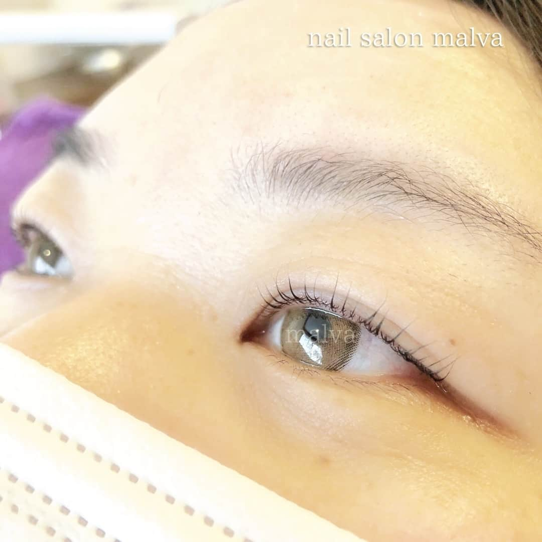 nailsalon malva（ネイルサロンマルヴァ）さんのインスタグラム写真 - (nailsalon malva（ネイルサロンマルヴァ）Instagram)「まつげカール♪⠀ ⠀ お客様一人一人の目の形やまつげに合わせてしっかりあげていきます✨⠀ 今までまつげカールでご満足しなかった方もぜひご相談くださいね◡̈*⠀ ⠀ ⠀ swipeで動画もご覧いただけます◡̈*⠀ ⠀ .·˖*✩⡱ ❄︎.·˖*✩⡱❄︎ .·˖*✩⡱❄︎⠀ ⠀  𝐧𝐚𝐢𝐥 𝐬𝐚𝐥𝐨𝐧  𝐦𝐚𝐥𝐯𝐚⠀ ⠀ ⠀ 原宿LINE@→(@malvaで検索)⠀ ご予約はLINEよりお願いします♡⠀ http://www.malvanail.com/sp/tokyo/price/eyelash.html⠀ ⠀ #malvaアイラッシュ#アイラッシュ#malva#マツエク#まつえく#メイク#森絵里香#lashes#eye#まつげエクステ#まつエク#nail#eyelash#アイリスト#アイメイク#ネイル#beautysalonmalva#アイリスト募集#makeup#まつ毛カール#まつげカール#beauty#fashion#cosmetics#まつげ美容液#美容#エニシーグローパック正規取扱店#エニシーグローパック #リアムール正規取扱店#エキスパートローション⠀ ⠀」2月18日 10時00分 - malva_nail