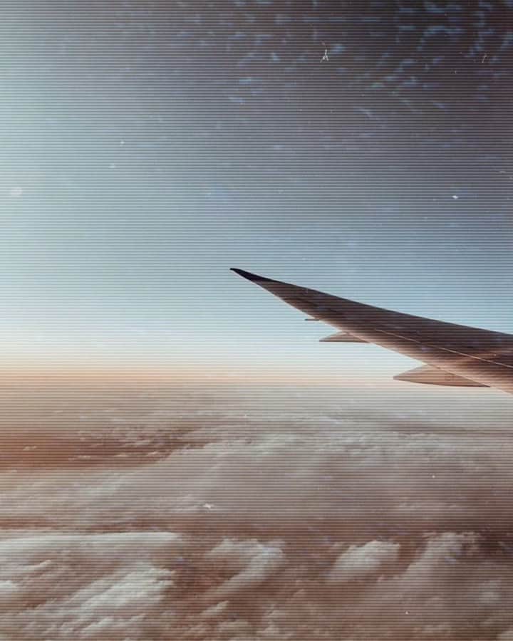 のインスタグラム：「Monday's in transit 🛫 #therecommence」