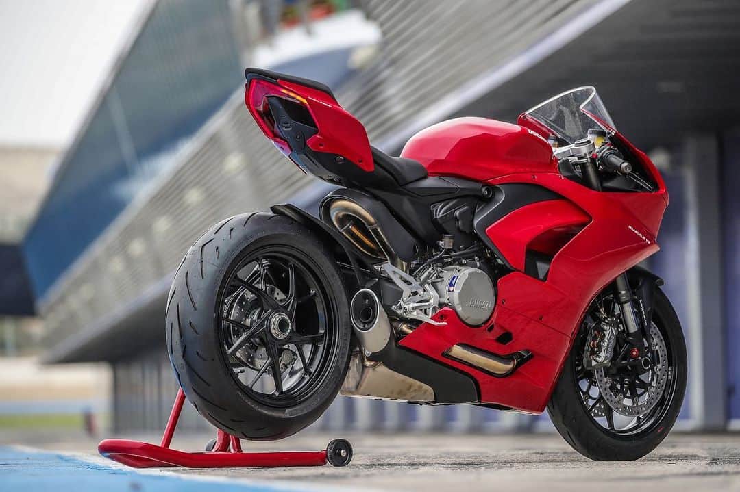 Ducati Japanさんのインスタグラム写真 - (Ducati JapanInstagram)「【モーターサイクルショー 展示車両紹介/パニガーレV2】 ・2気筒エンジンのトップモデル ・ユーロ5対応しながらも155psを発揮 ・新パニガーレフェイスとスリムボディ  2020年モデルとして新たにラインナップに加わったL型2気筒エンジンのトップモデルとなる「パニガーレV2」。2020年モデルからパニガーレ・シリーズはエンジン形式の呼称を“V型”と統一。その結果、モデル名を“V2”としました。  955ccスーパークアドロ・エンジンは、吸排気系の変更によって最高出力と最大トルクともに向上。最先端の6軸慣性プラットフォームをベースとする最先端のエレクトロニクス・パッケージを搭載したことで、2気筒エンジン搭載のドゥカティを、いままで以上に楽しく、そして扱いやすく仕上げました。  またパニガーレV4シリーズと共通イメージのデザインを新たに採用。それでいながらV2エンジンを搭載したことで、パニガーレV4シリーズよりもスリムなボディを実現。ドゥカティの代名詞ともいえる片持ち式スイングアームを採用。ドゥカティのスーパースポーツDNAをしっかりと受け継いでいます。 「パニガーレV2」は大阪および東京会場に展示予定です。  #大阪モーターサイクルショー2020 #TMCS2020 #ducati #ドゥカティいいじゃん」2月18日 10時15分 - ducatijapan